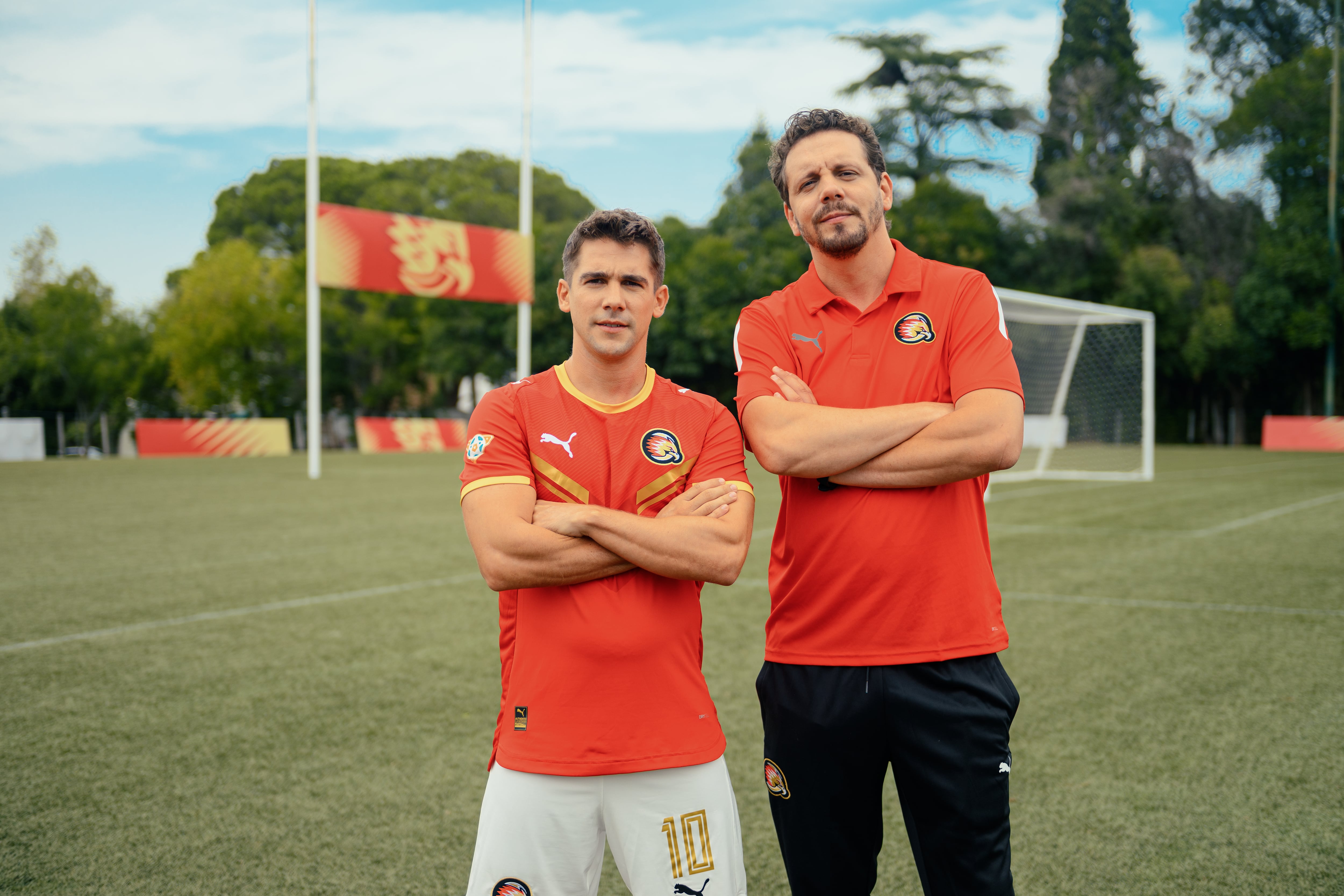 En la serie Santiago da vida al entrenador de los Halcones Dorados