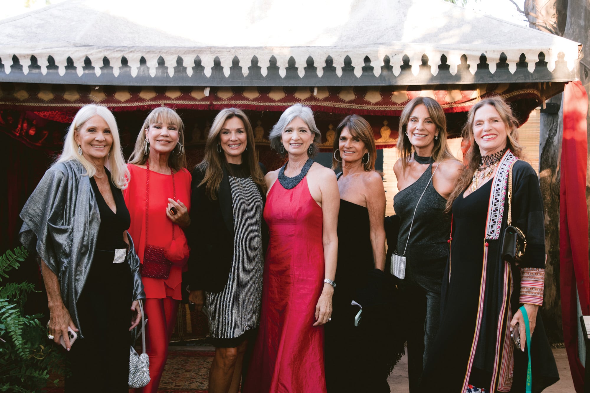 Teresa Garbesi, rodeada por algunas de sus íntimas amigas de sus tiempos de modelo. De izquierda a derecha: Evelyn Scheidl, Mora Furtado, Andrea Frigerio, Teresa Calandra, Nequi Galotti y Ginette Reynal.