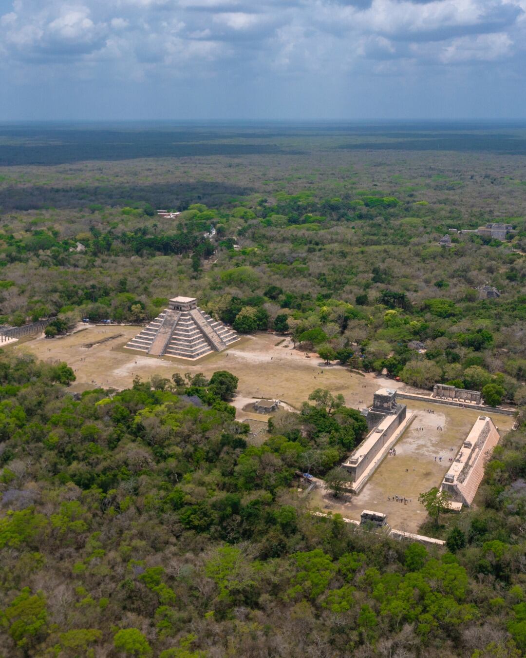 El colapso y abandono de las Tierras Bajas Mayas Centrales en la región peninsular de Yucatán en el siglo IX habrían sido resultado de complejas interacciones entre el ser humano y el medio ambiente
