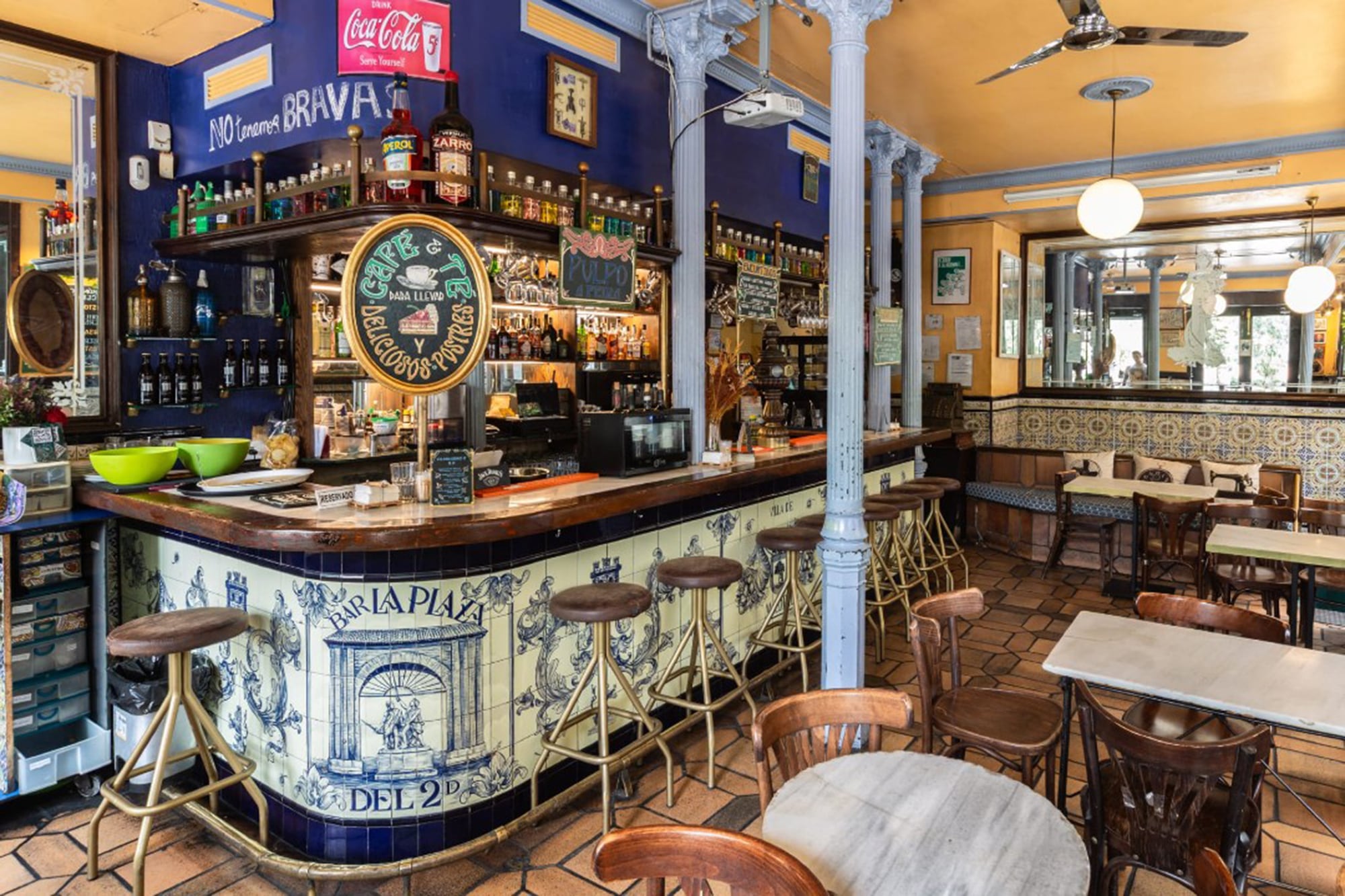 10 bares imperdibles de la movida histórica de Madrid en los que se vive la magia de la ciudad