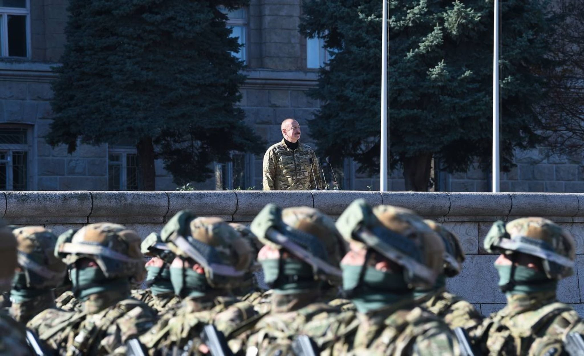 El presidente de Azerbaiyán, Ilham Aliyev, durante un desfile militar en la principal ciudad de Karabaj