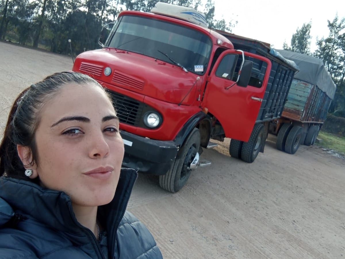 “Lo hago por ellos”: tiene 24 años, trabaja con un camión, quiere una casa para sus hijos y la acompaña una historia conmovedora 8 Marisel Reynoso y el camión que maneja