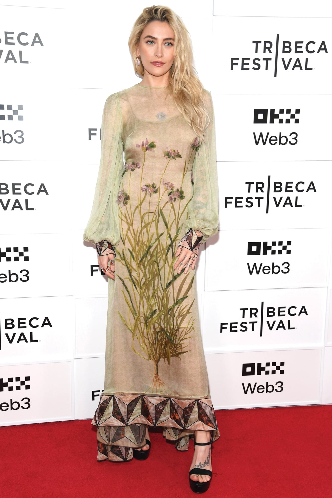 Paris Jackson revivió un vestido de la
colección otoño-invierno 2019/2020 de Fendi. Se trata de un diseño en gasa
de seda con estampado floral de aire maximalista. Completó el look con
unas sandalias altas con plataforma.