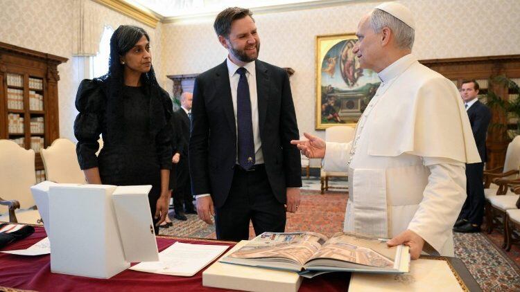 El papa León XIV junto al vicepresidente de Estados Unidos, JD Vance, y su mujer, Usha Vance
