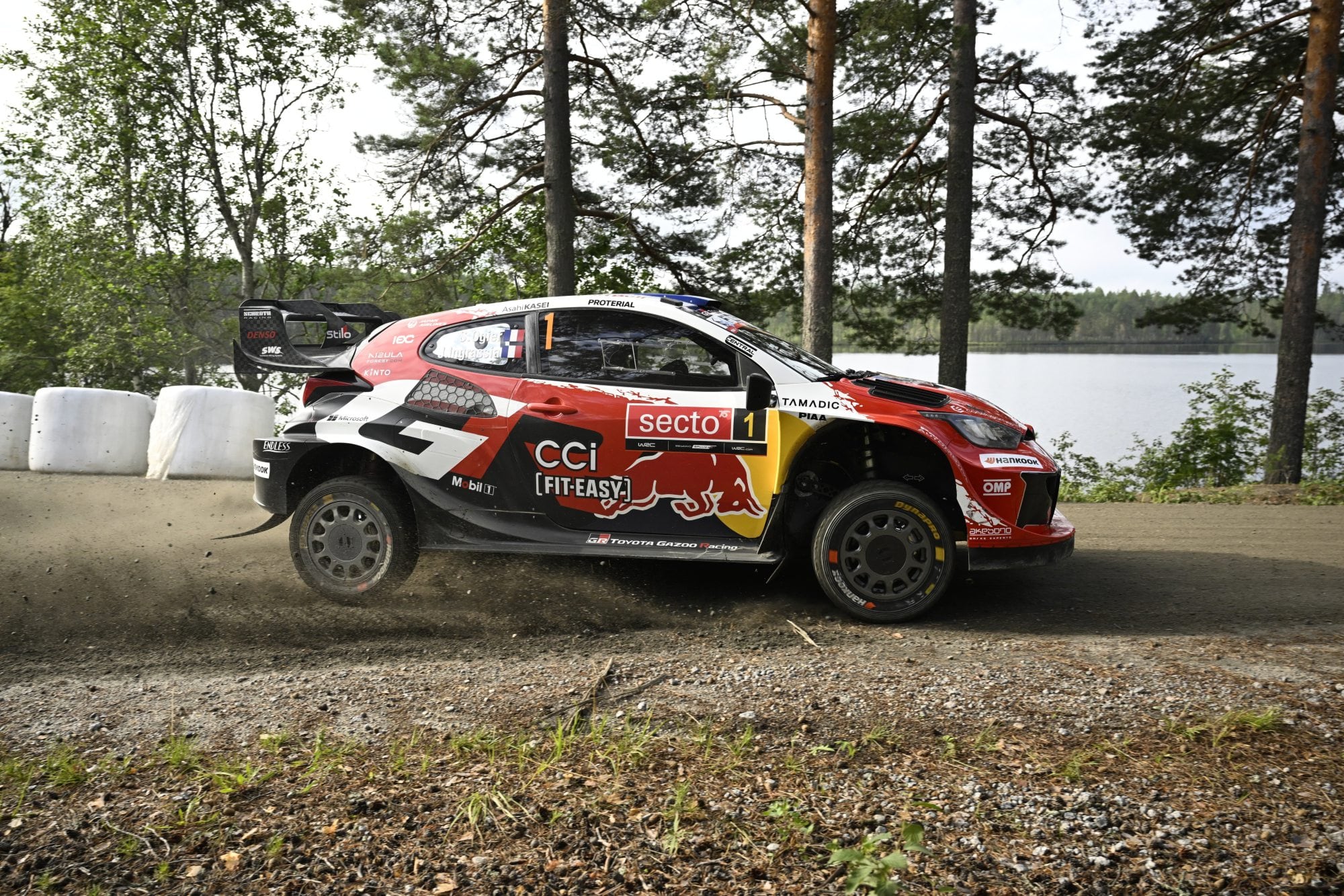 Sébastien Ogier estaba al frente en la etapa 17 del Rally de Finlandia cuando se produjo su impresionante vuelco