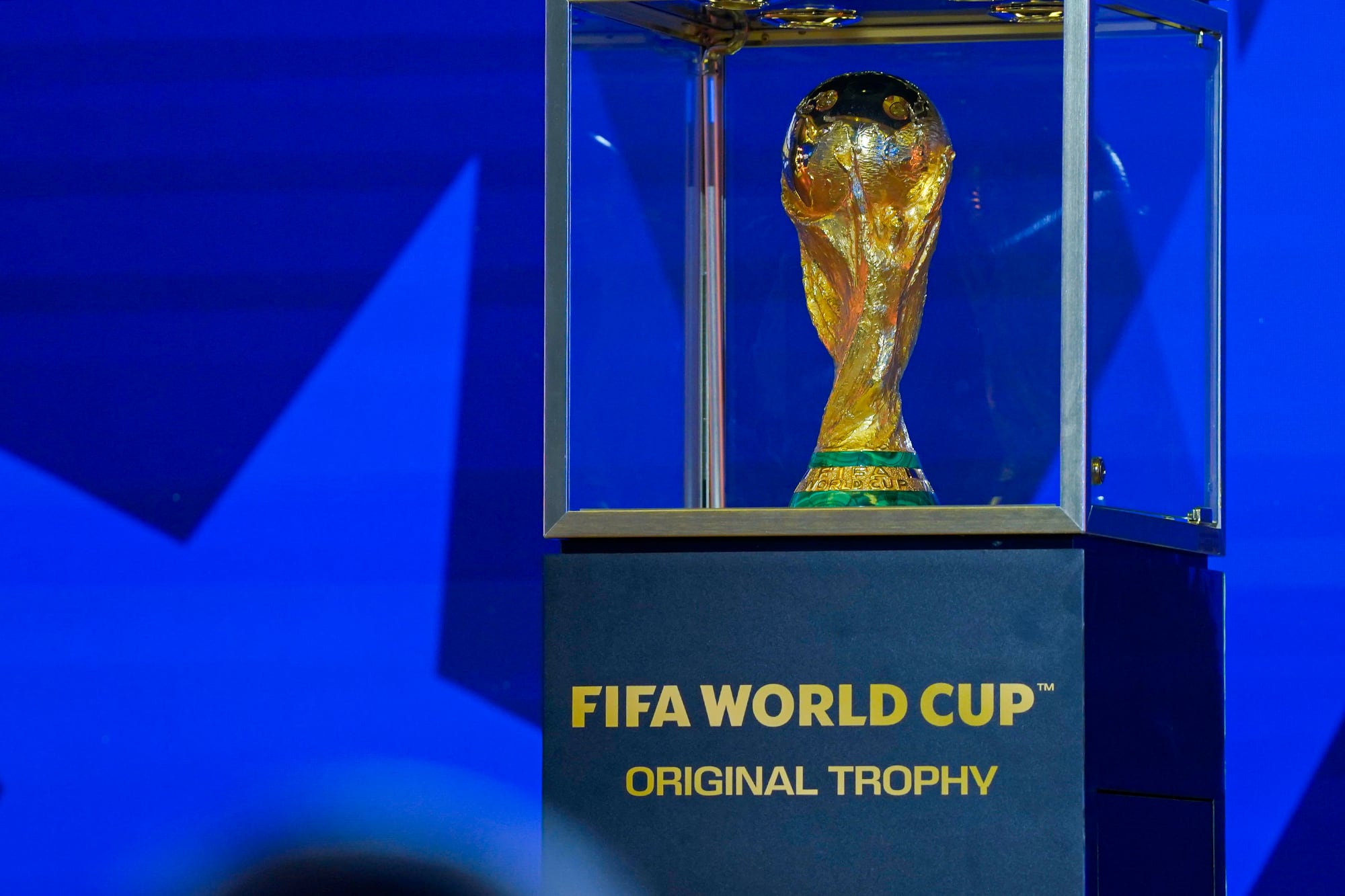 Una versión de la Copa del Mundo estuvo sobre el escenario, pero los jugadores no posaron junto al trofeo.
