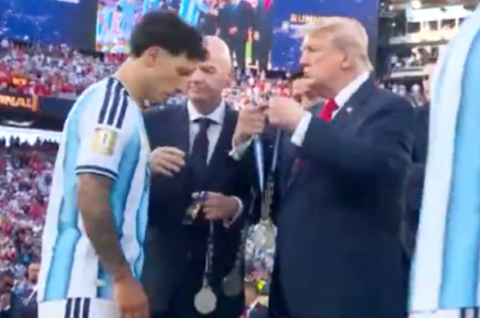 Lisandro Martínez y Cuti Romero evitaron darle la mano a Donald Trump durante la entrega de medallas