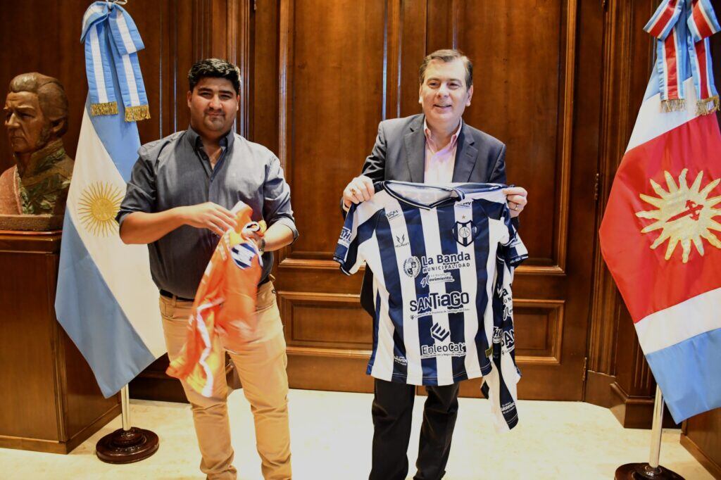 Gerardo Zamora (derecha), junto a Pablo Rojo, presidente de Sarmiento de La Banda; el gobernador de Santiago del Estero recibió al plantel y a los dirigentes para festejar su ascenso al Torneo Federal A