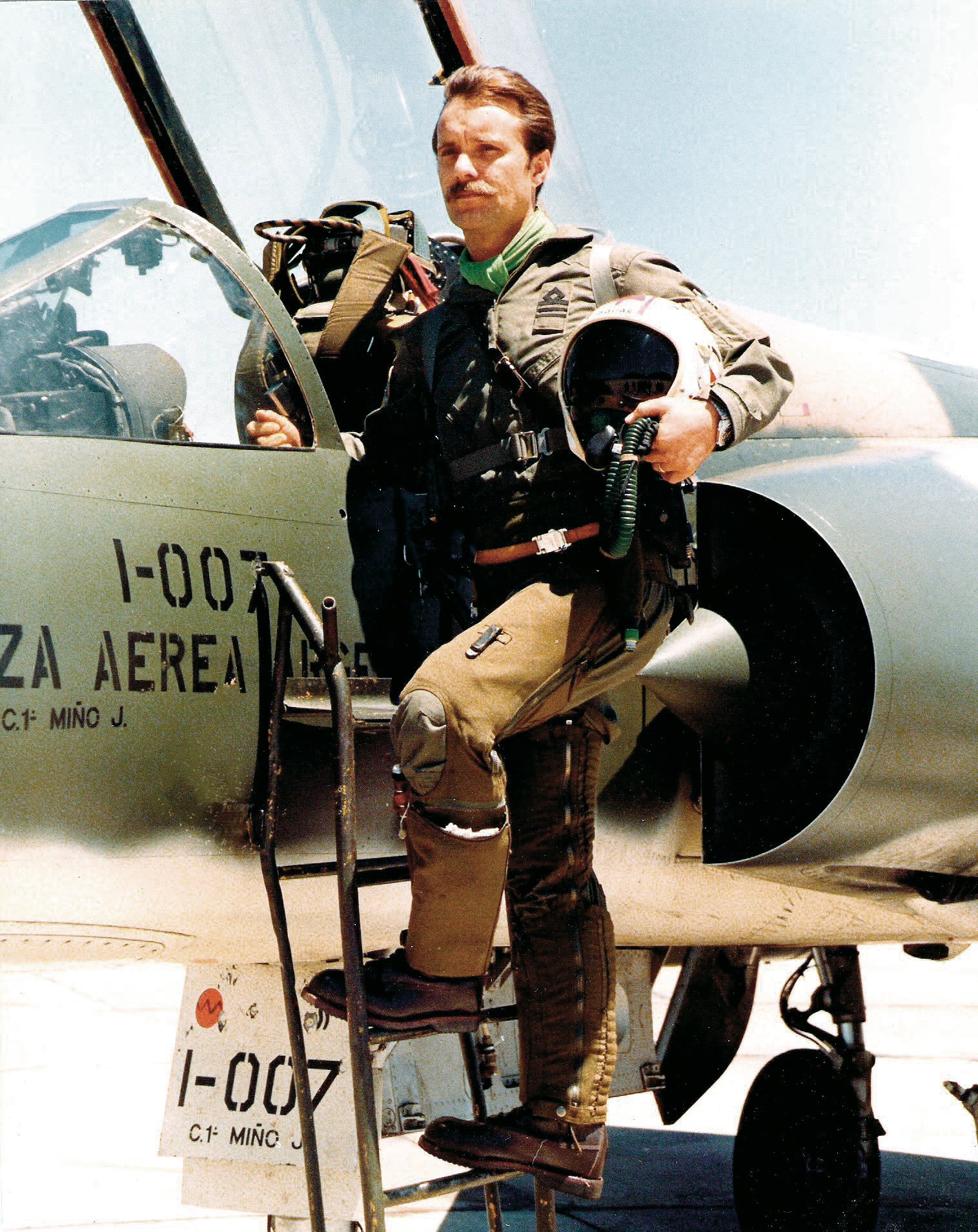 Retrato del Capitán Marcos Juan Czerwinski realizado por el reconocido fotógrafo Jorge Fazio al pie de su caza supersónico Mirage IIIEA perteneciente al Grupo 8 de Caza durante su época como instructor y piloto del sistema de armas. (Fotografía de Jorge Fazio).
