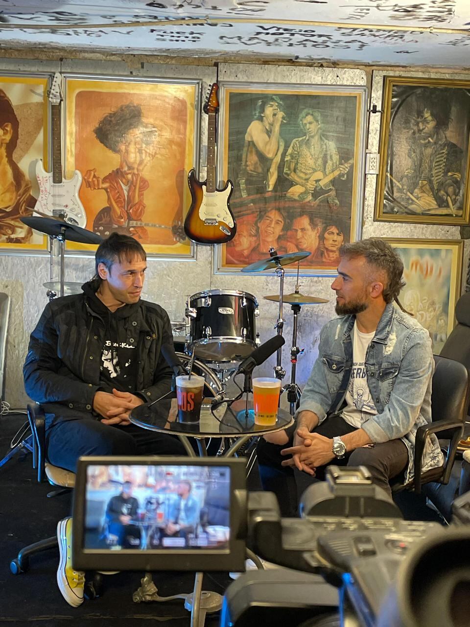 Belluschi, en modo periodista, junto a Catriel de Divididos