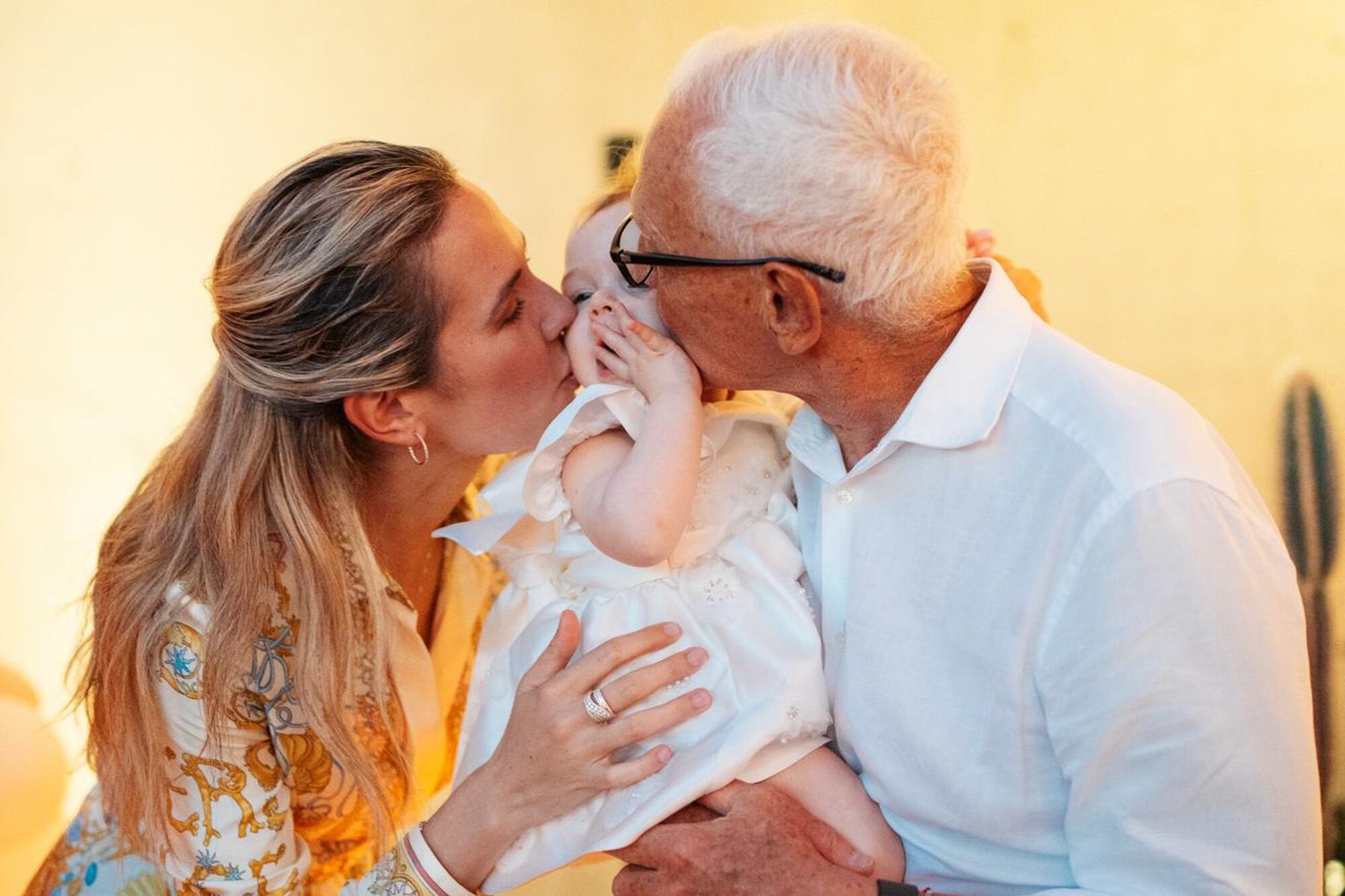 Una tierna foto del matrimonio Costantini y su beba