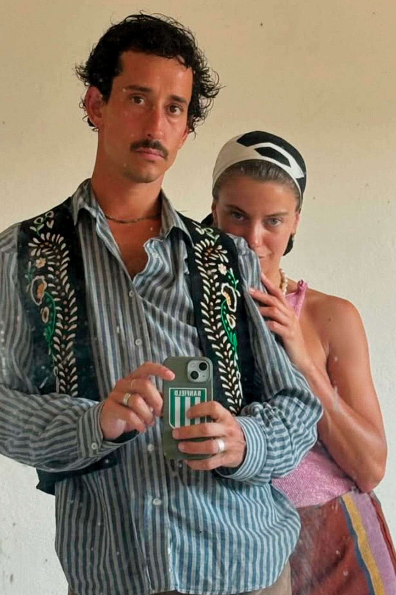 Justina y su pareja, Máximo Pardo, durante una escapada a Punta del Este, el destino uruguayo al que vuelven cada verano