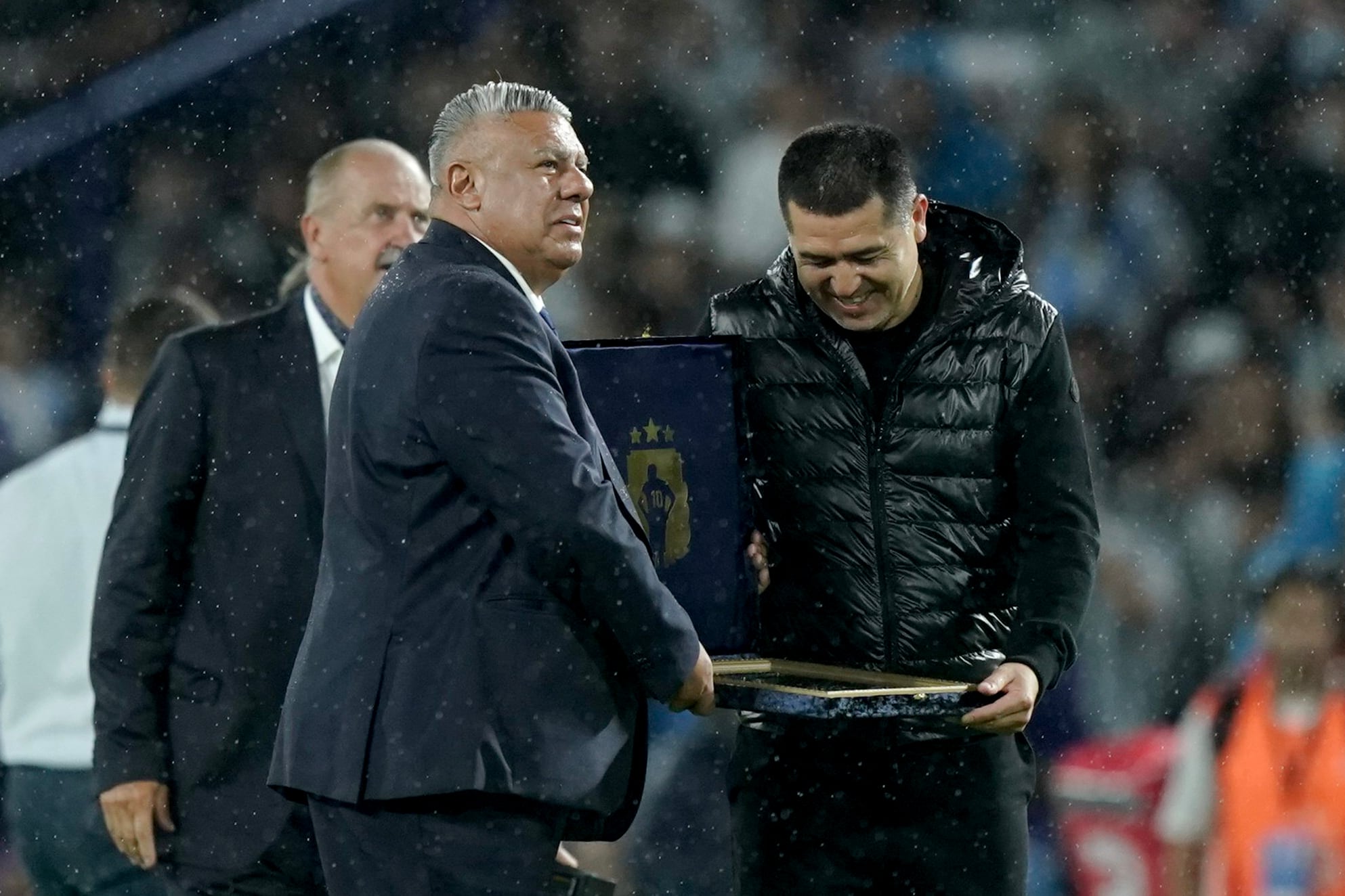 Silbidos para Chiqui Tapia en la Bombonera cuando le dio a Juan Román Riquelme una plaqueta antes del partido