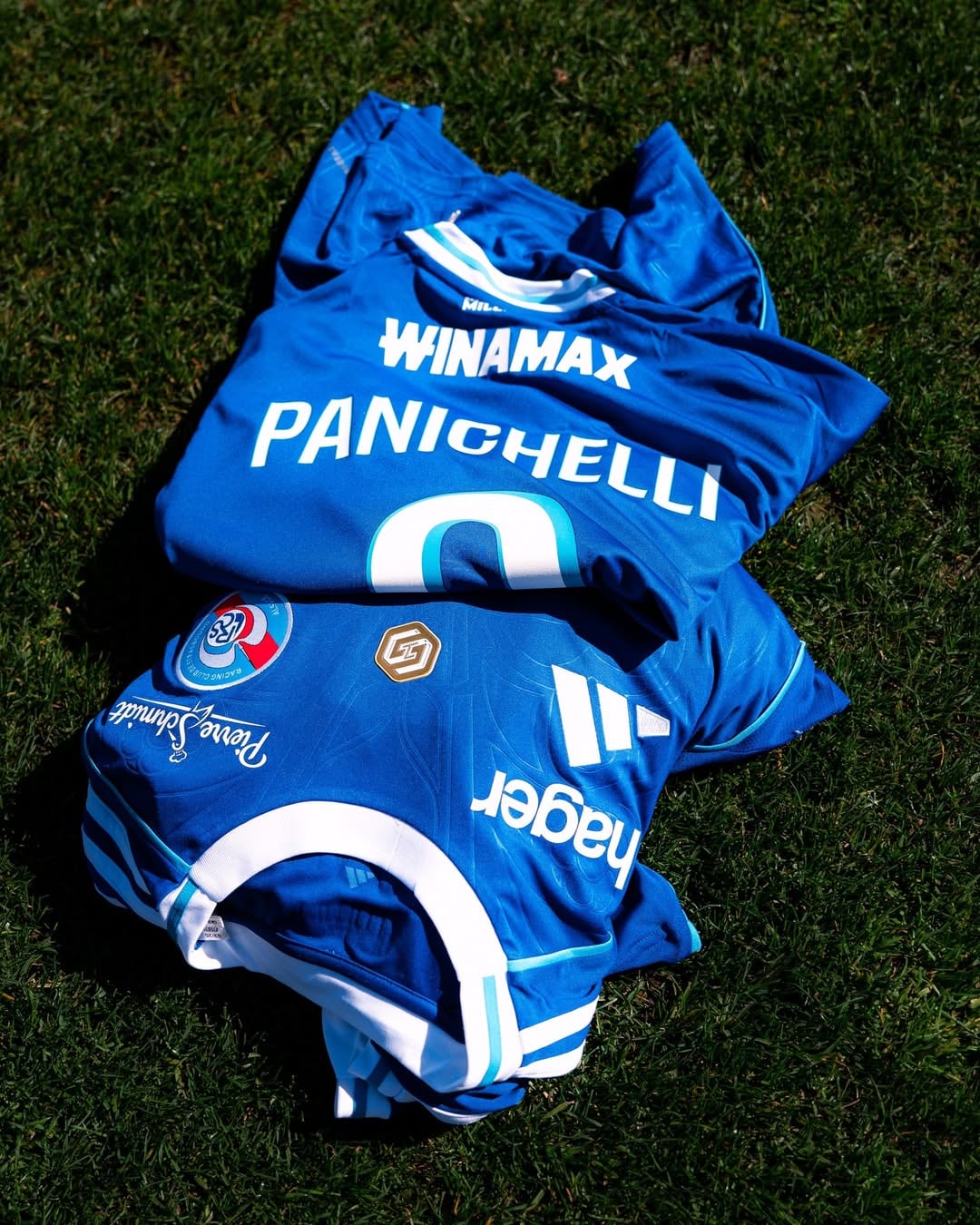 La camiseta especial que usará Racing de Estrasburgo ante Niza, con el logo dorado en el medio del pecho, del máximo goleador de la Ligue 1