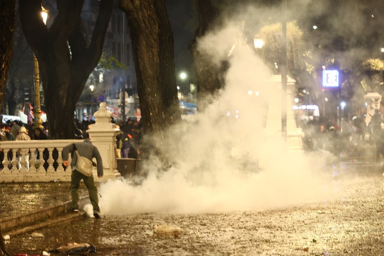 Una escena de la tensión en la Plaza del Congreso