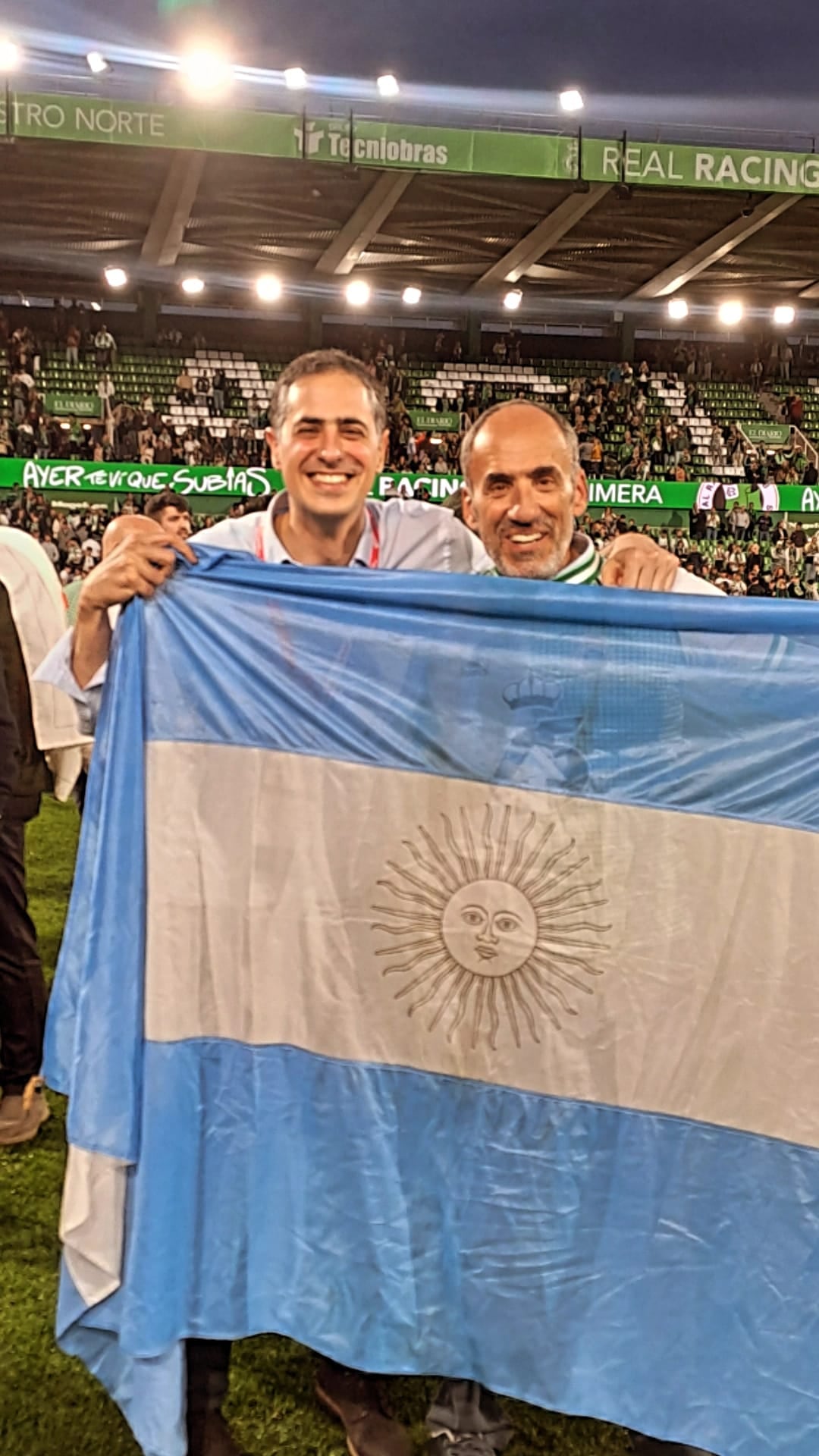 Los argentinos de Racing de Santander: Pablo Ruiz, director de Marketing, y Ceria, el principal propietario; 15% de las acciones quedó en manos de hinchas.