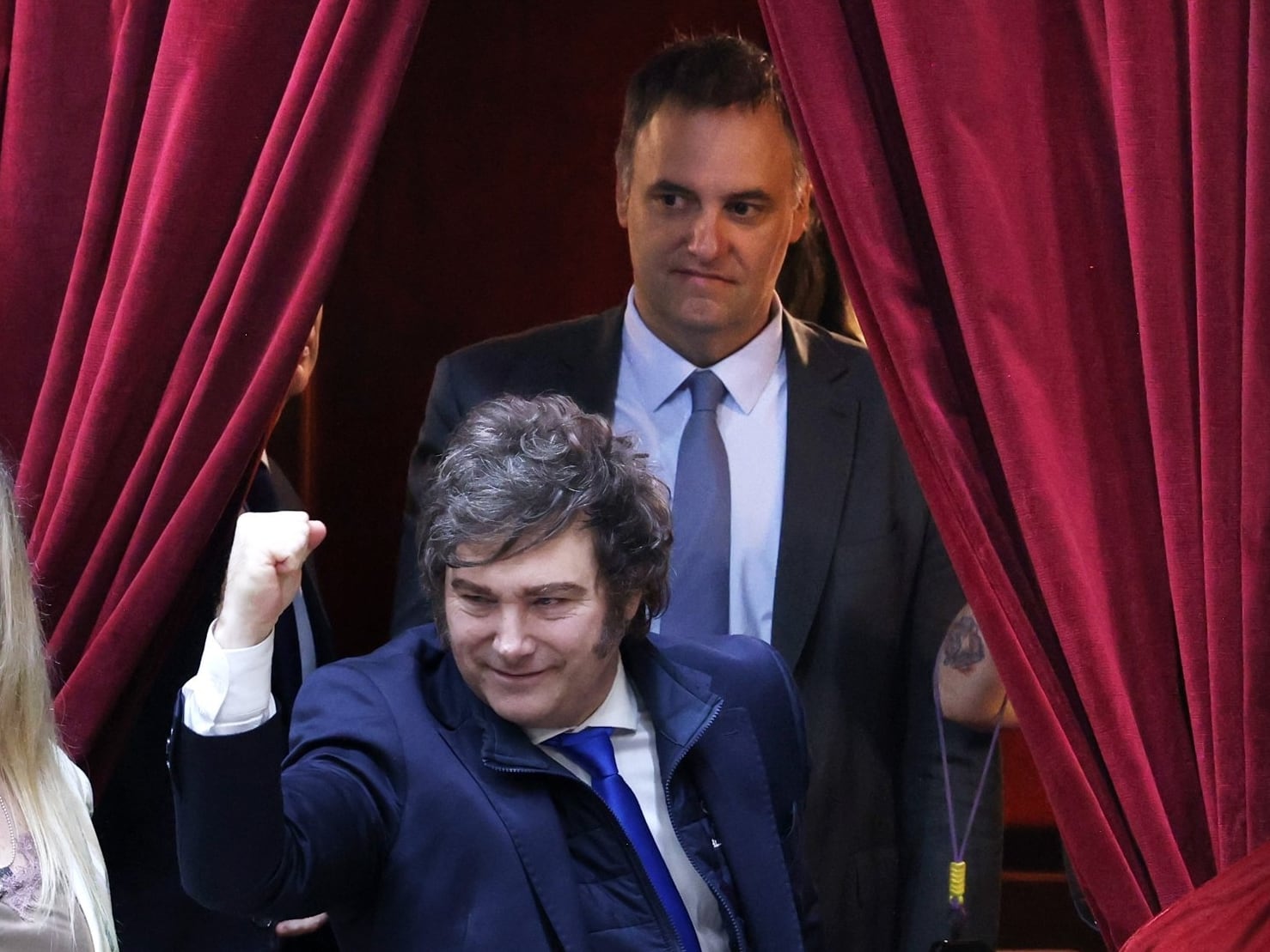 Javier Milei y Manuel Adorni detrás, en un palco del Congreso