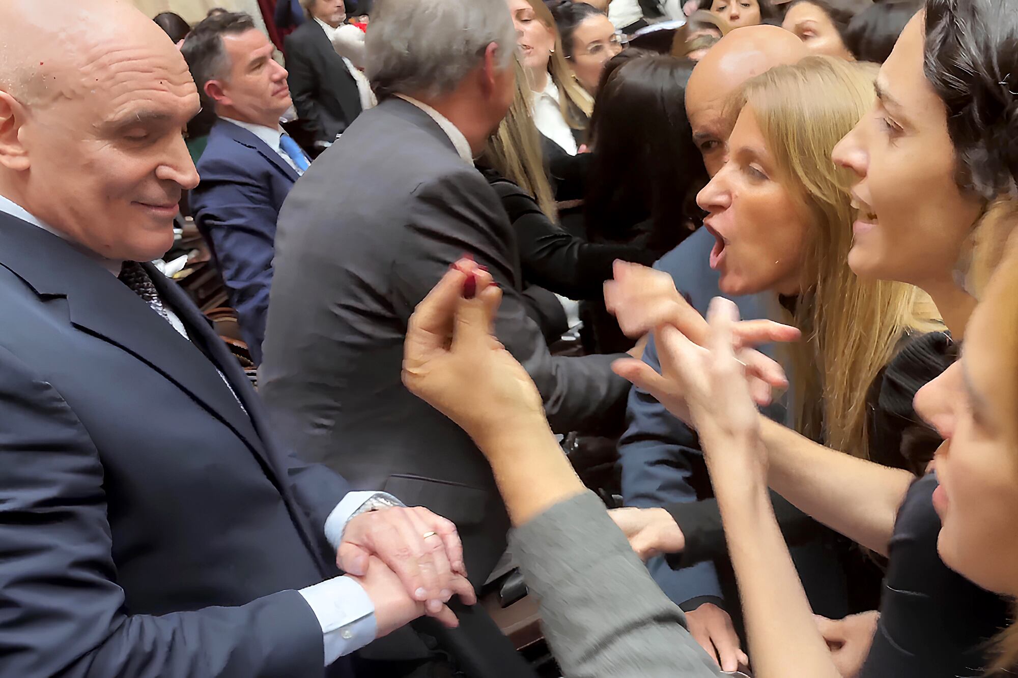 Diputadas del bloque de UP increpan a Espert durante una sesión