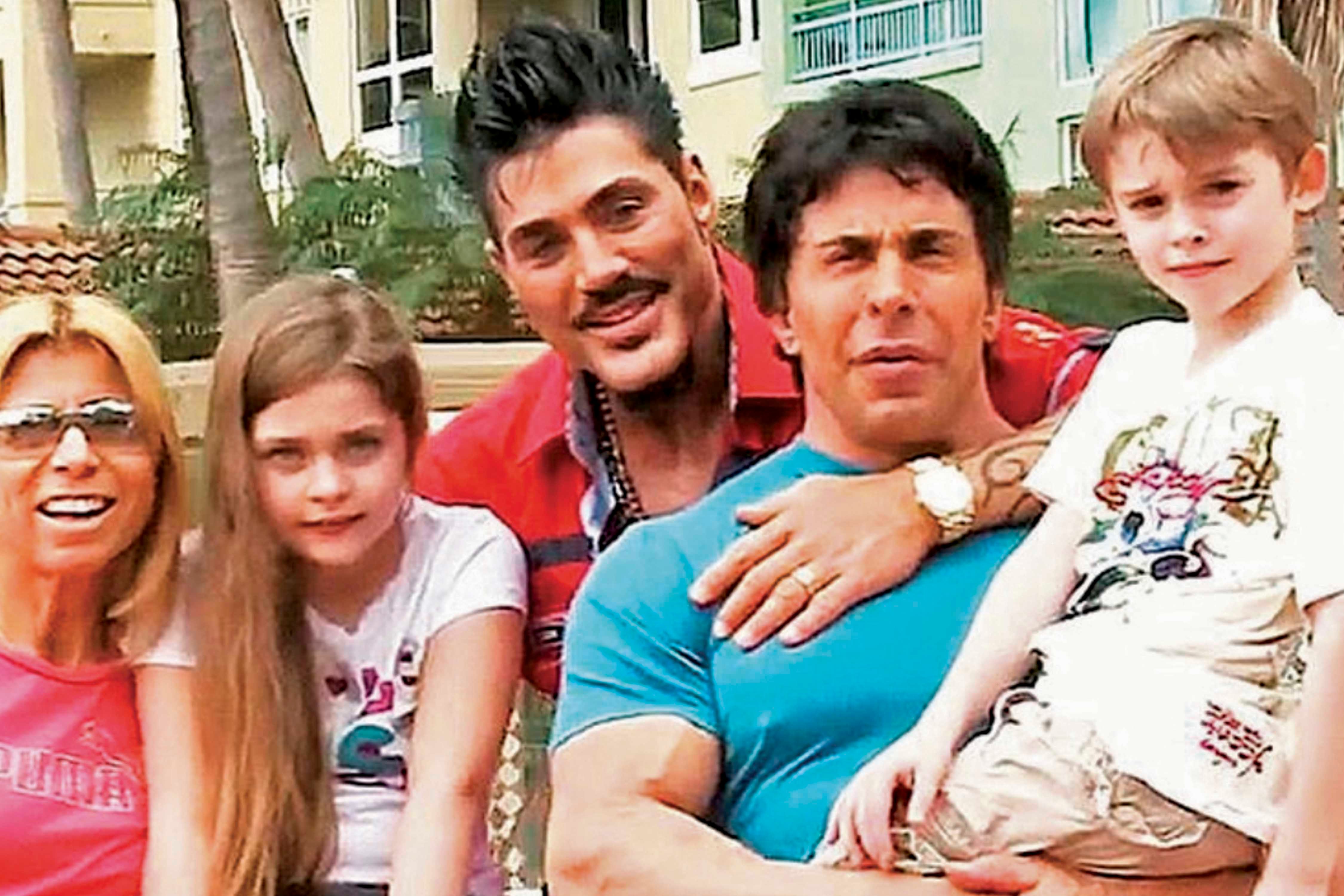 Marta Fort de niña con su hermano Felipe, su papá Ricardo, su padrino Gustavo Martínez y su niñera Marisa