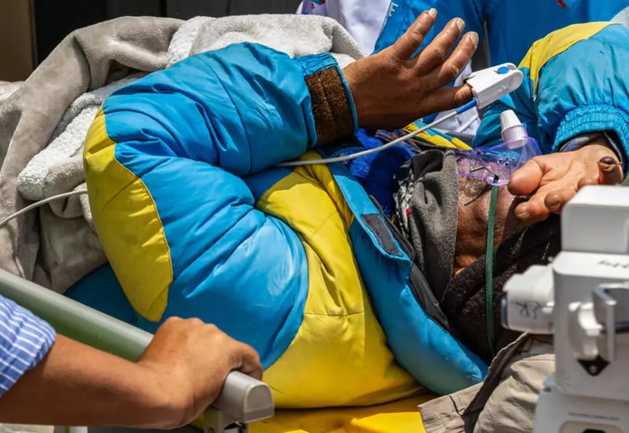 Un guía nepalí reaparece tras sobrevivir seis días perdido en el Everest El guía nepalí llegó arrastrándose al campamento base - PRABIN RANABHAT / AFP
