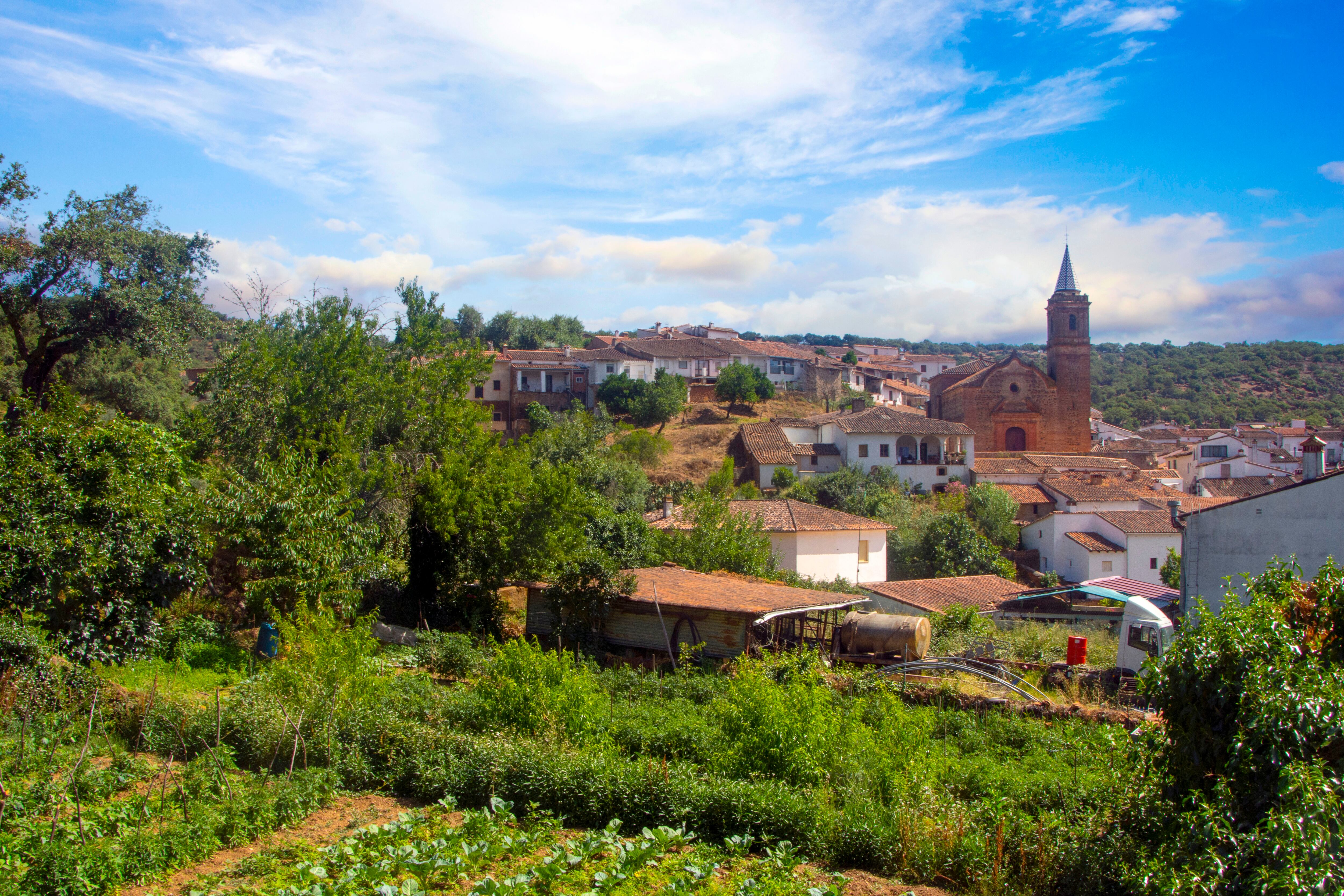 Sus puntos turísticos son la Iglesia del Espíritu Santo, la Plaza del Coso y la finca