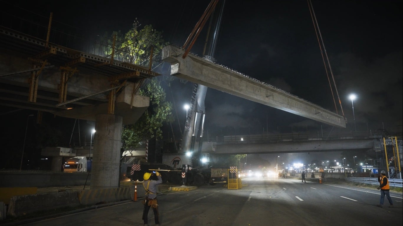Por obras en el puente Labruna, cerrarán durante siete horas la autopista Illia y la avenida Cantilo 7 Durante la madrugada se montarán 11 vigas de gran porte, algunas de hasta 32 metros de longitud y 50 toneladas, lo que obligará a interrumpir la circulación hacia la provincia de Buenos Aires