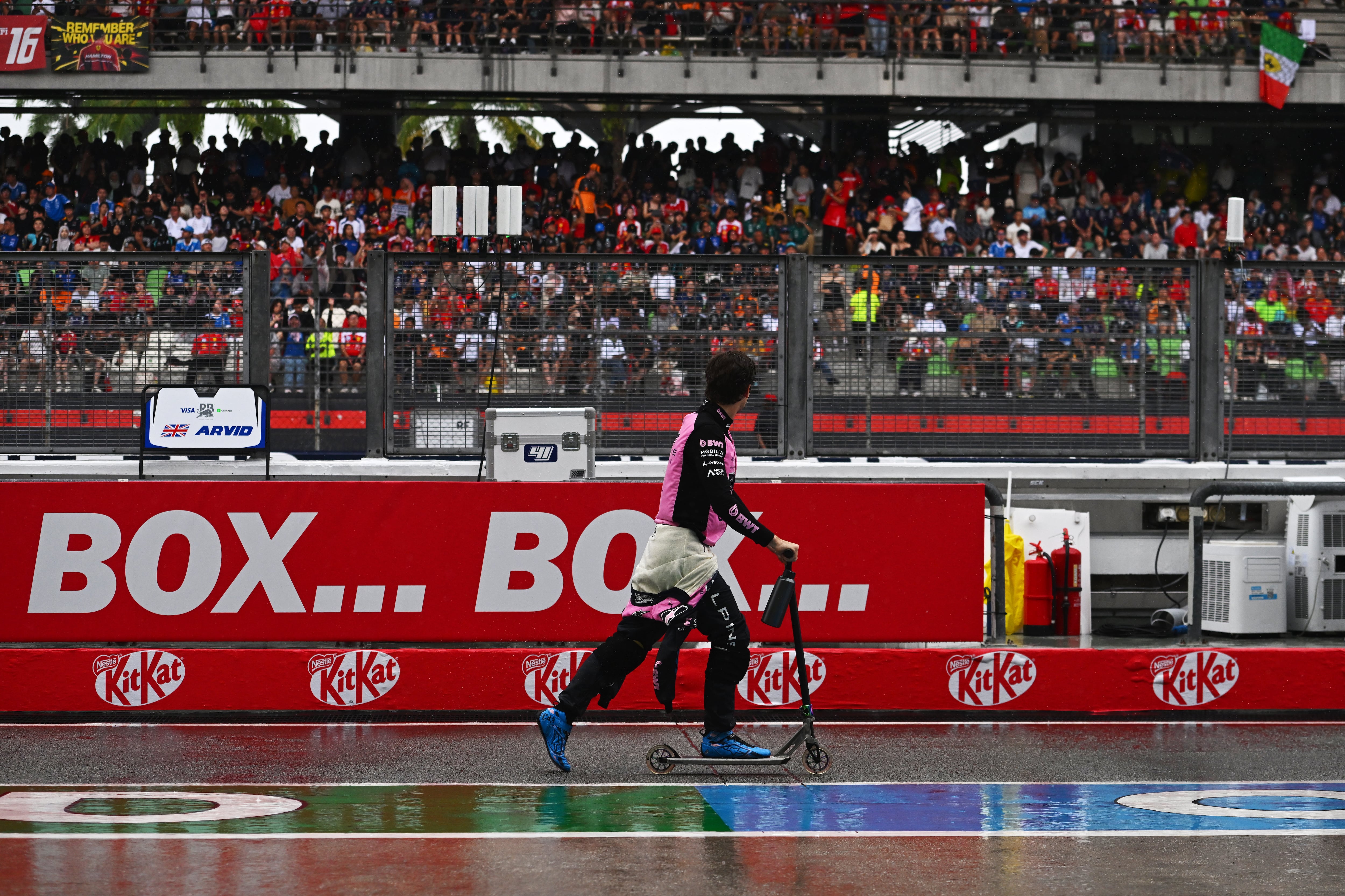 Colapinto recorre la pista en monopatín antes de la carrera