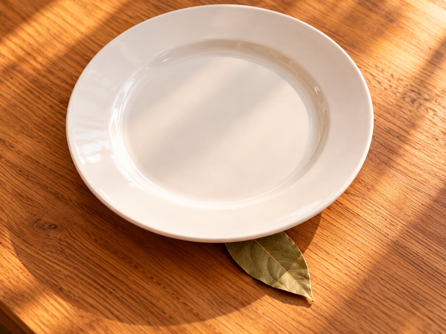 La combinación del laurel y un plato blanco simboliza la llegada de nuevas oportunidades (Foto: imagen ilustrativa con IA)