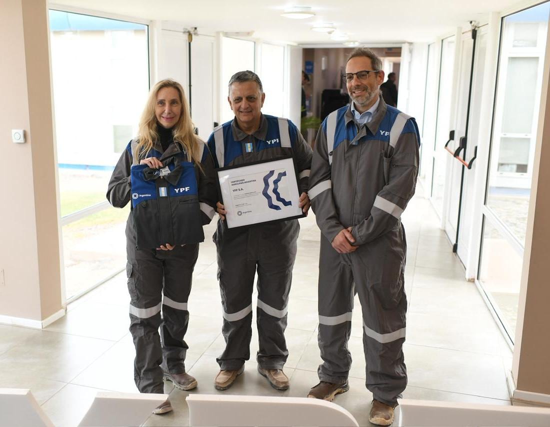 La secretaria general de la Presidencia, Karina Milei, y el jefe de Gabinete, Manuel Adorni, visitaron Vaca Muerta, en la provincia de Neuquén