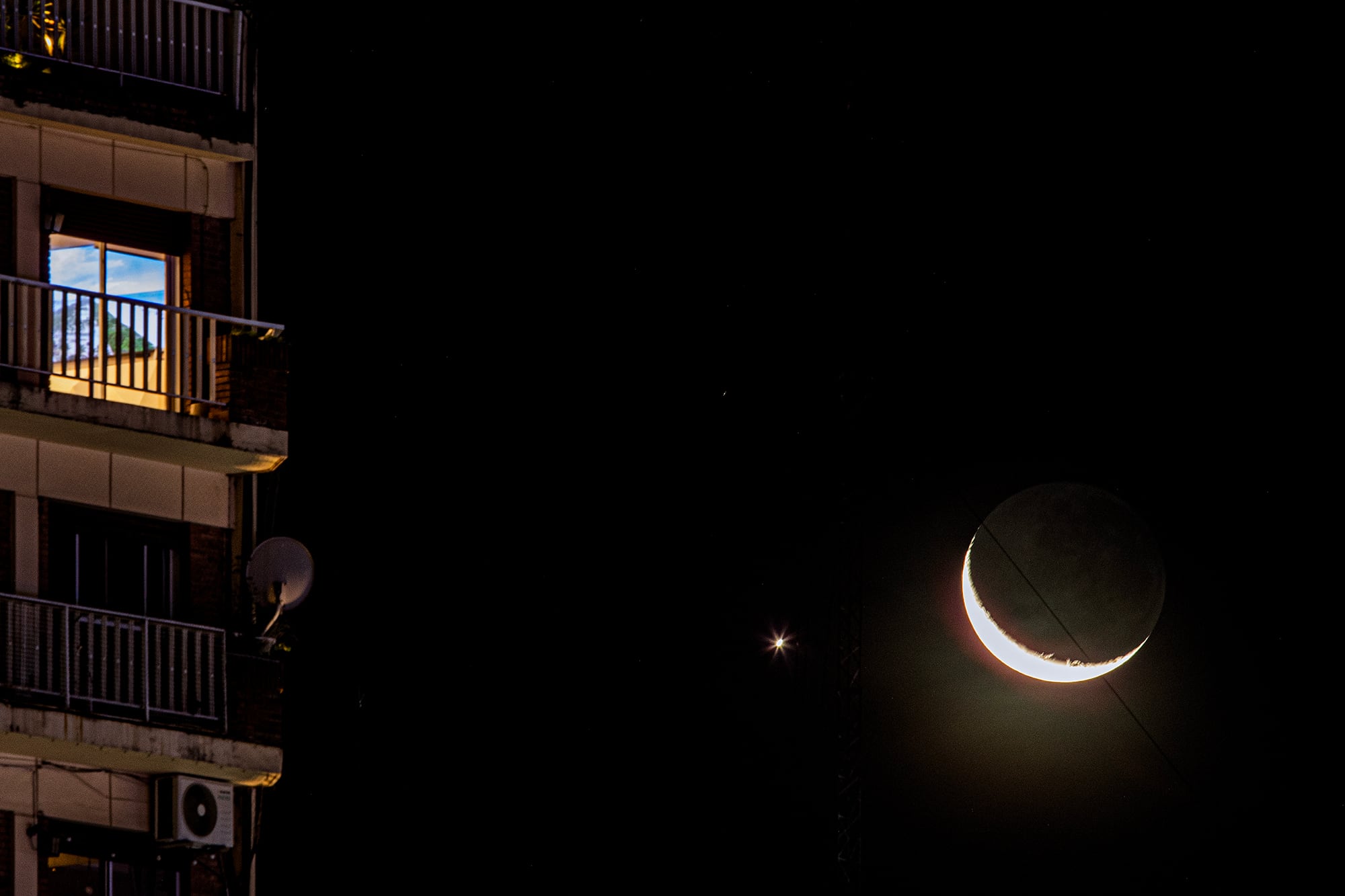 Fotos, consultas y asombro en redes: la conjunción entre la Luna y Venus que se robó las miradas de todos