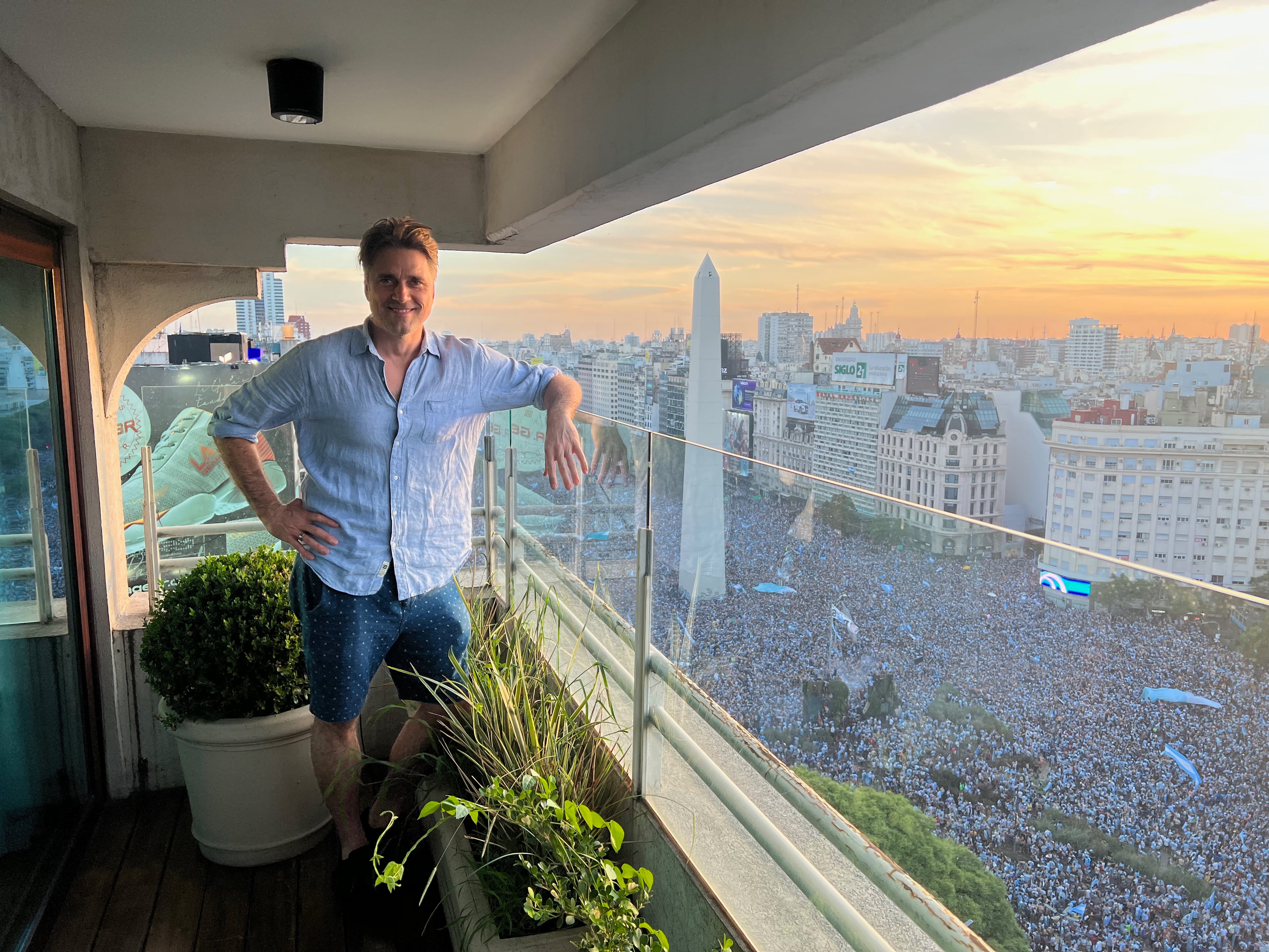 Entre Nueva York y Buenos Aires, vino de visita y armó una empresa de muebles: “La parrilla es mi tradición argentina favorita”