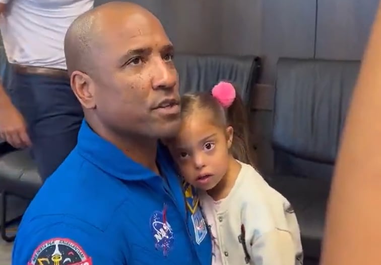 Victor Glover, piloto de la misión Artemis II, tuvo un gesto con una niña con síndrome de Down y emocionó a todos