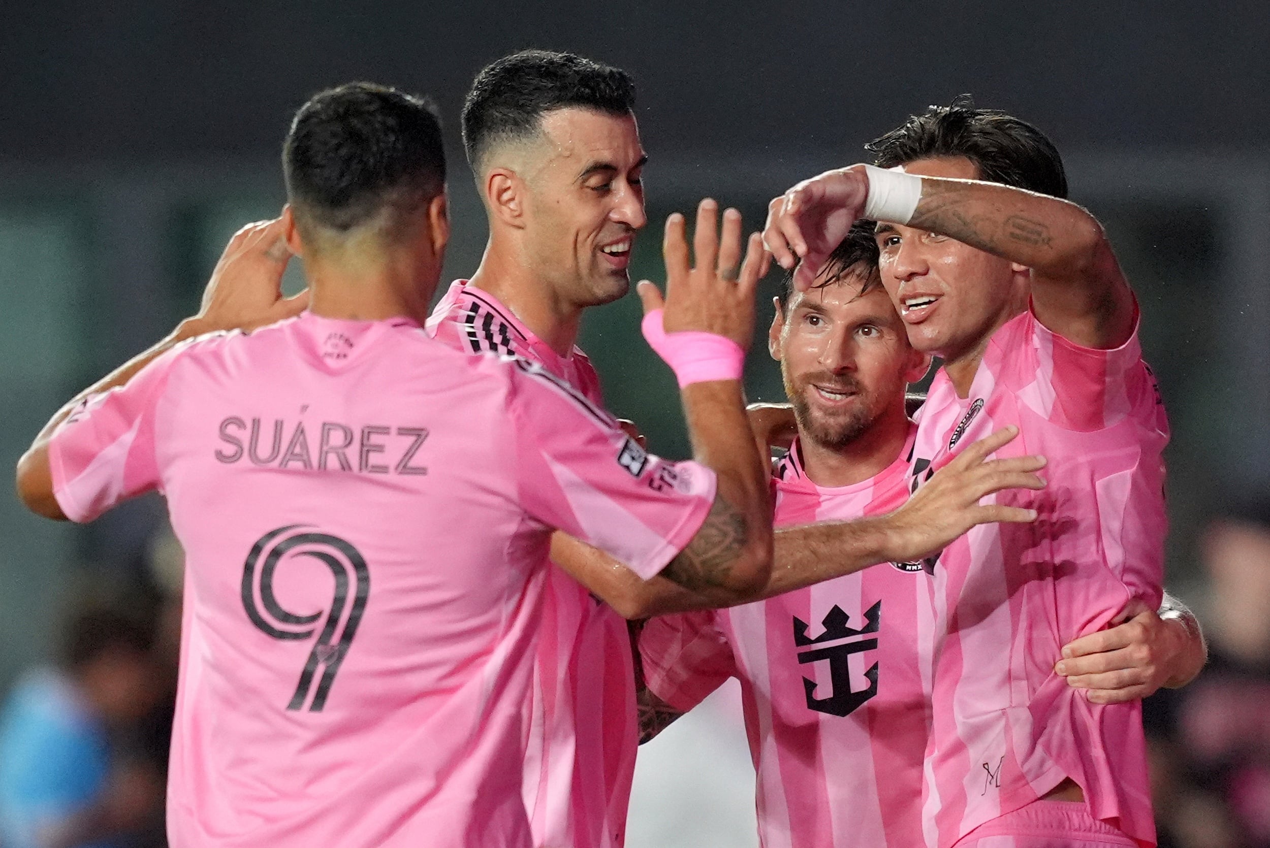 Luis Suárez, Sergio Busquets y Lionel Messi celebran con Telasco Segovia, que abrió el marcador en el éxito 2-1 de Inter Miami sobre Atlas (México)