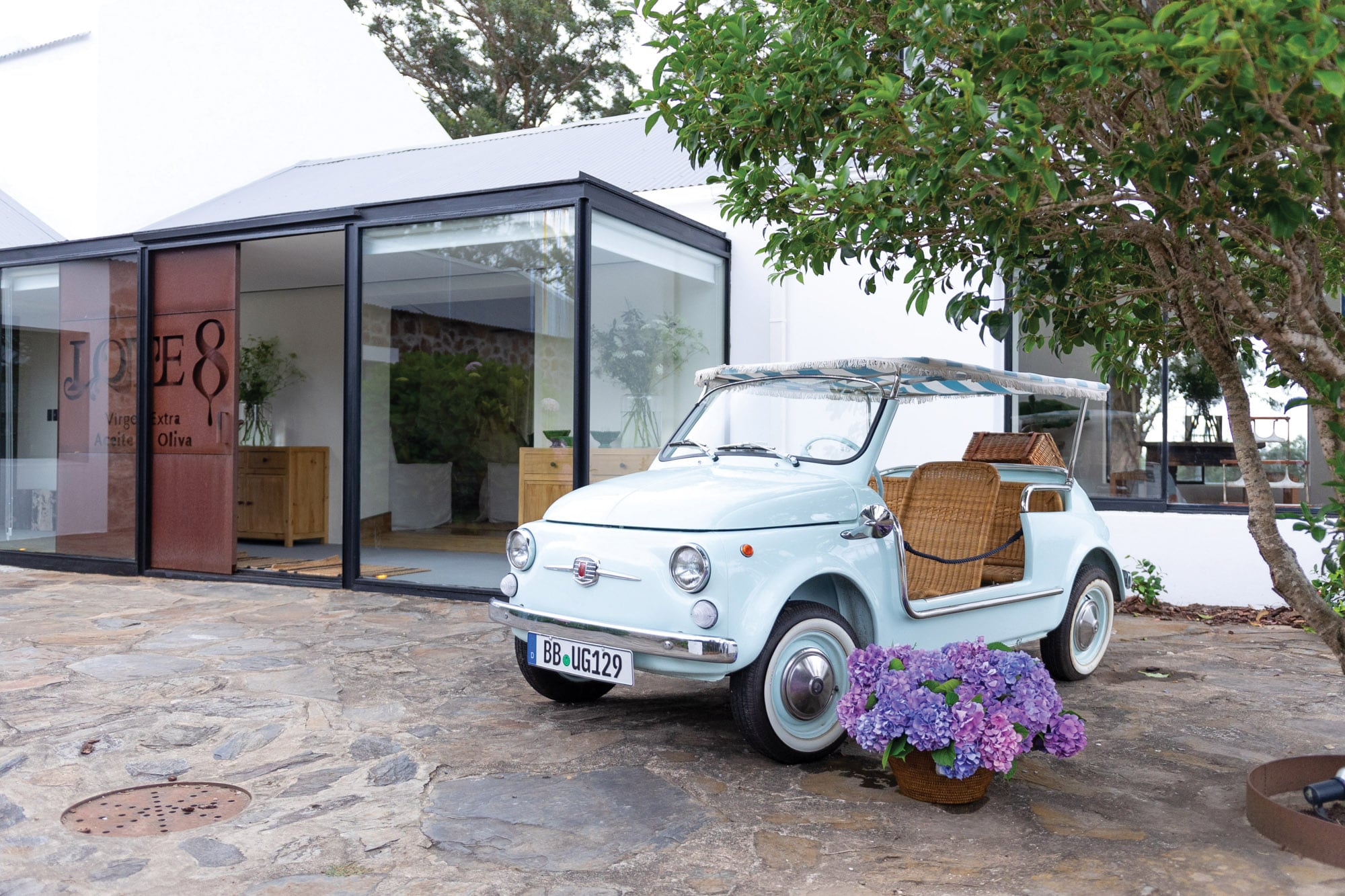 La decoración del olivar incluía un pequeño Fiat antiguo con asientos de mimbre.