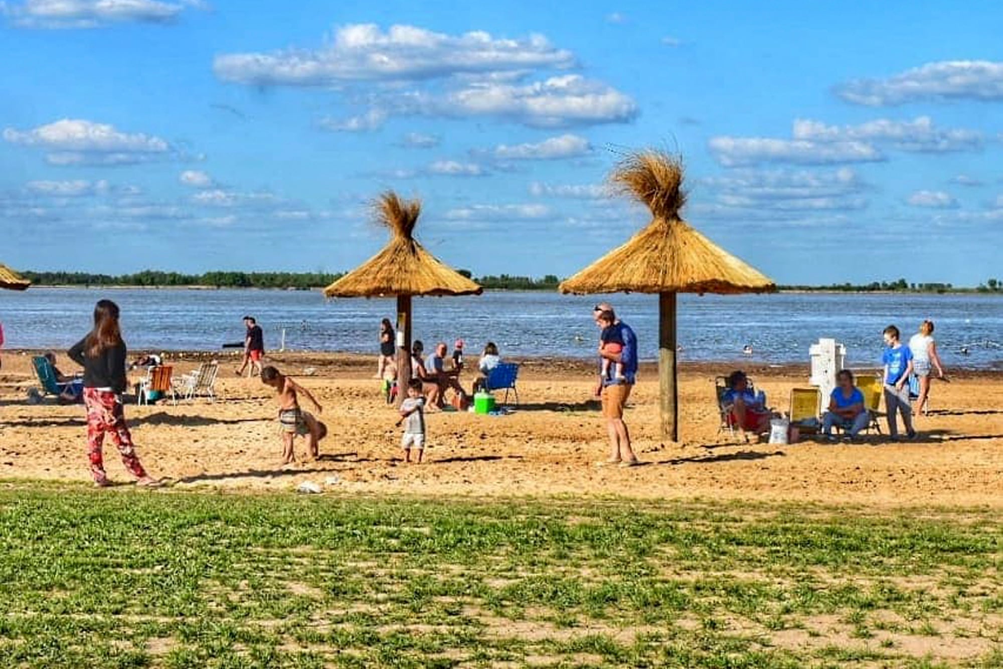 Vuelta de Obligado, en un recodo del Paraná, ofrece playas con sombrillas de paja