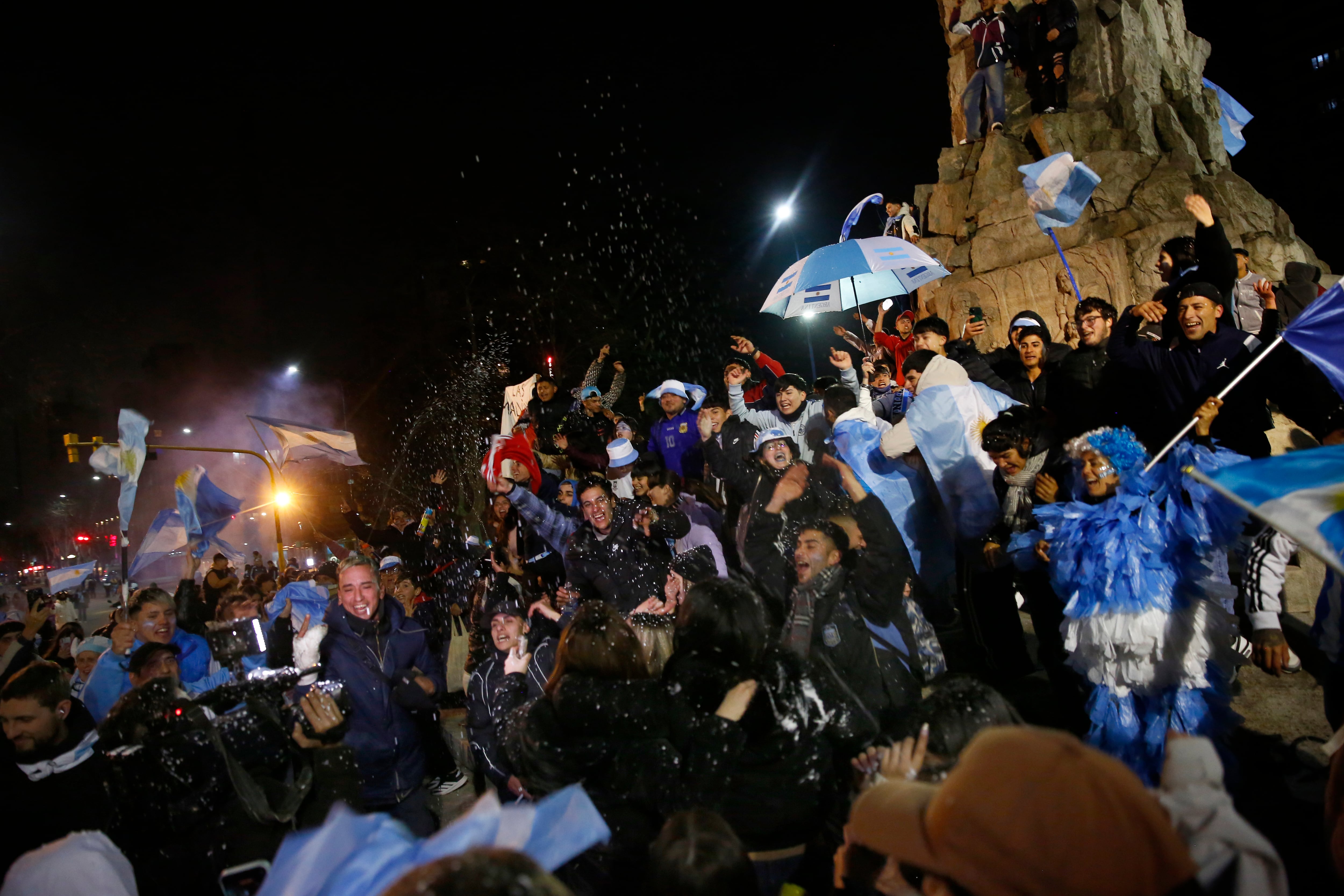 El Monumento a San Martín, en Mar del Plata, se volvió a teñir de celeste y blanco