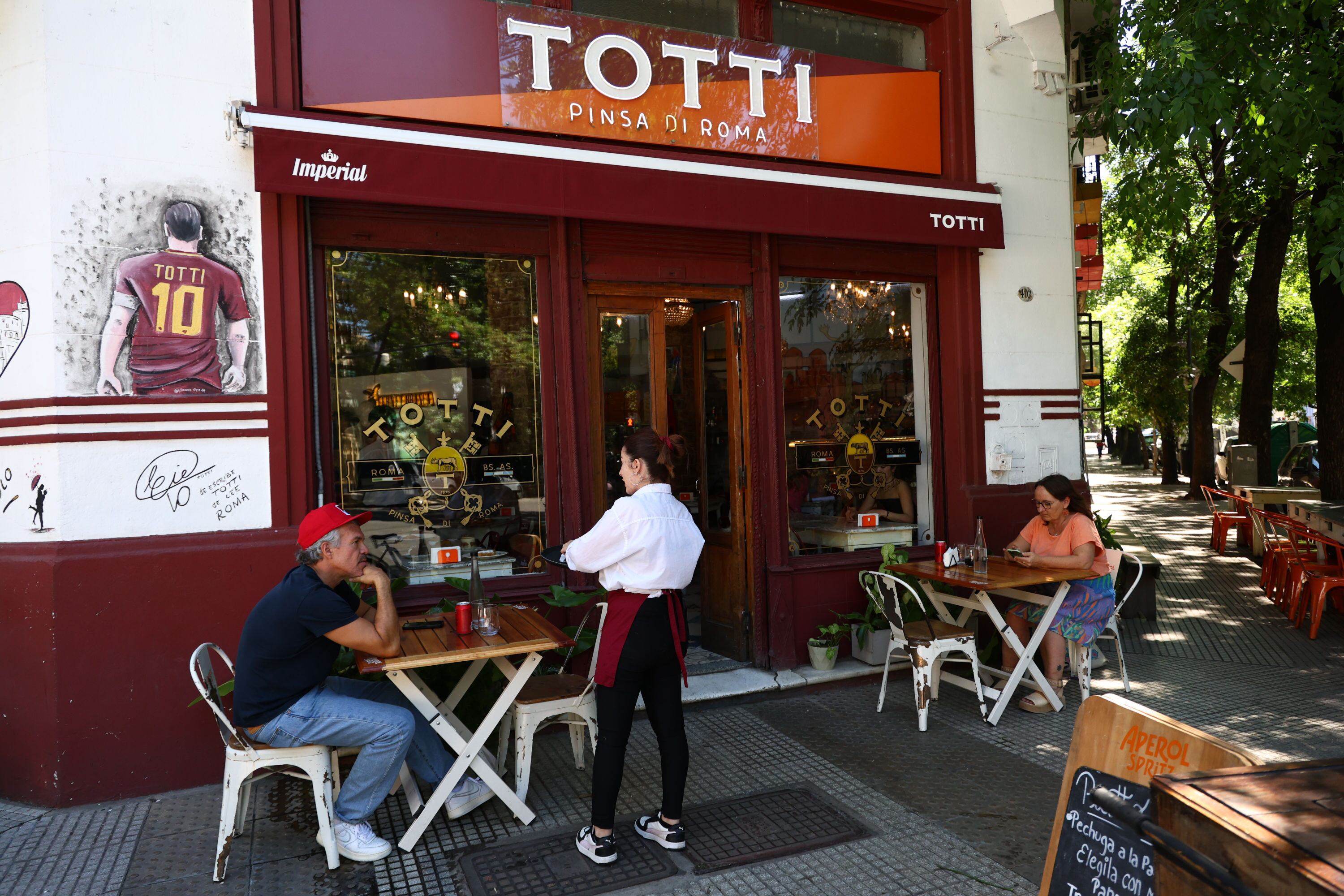 ¿Es pinsa o pizza?: un grupo de amigos descubrió esta variedad romana y la de mortadella y pistachos es famosa en el barrio