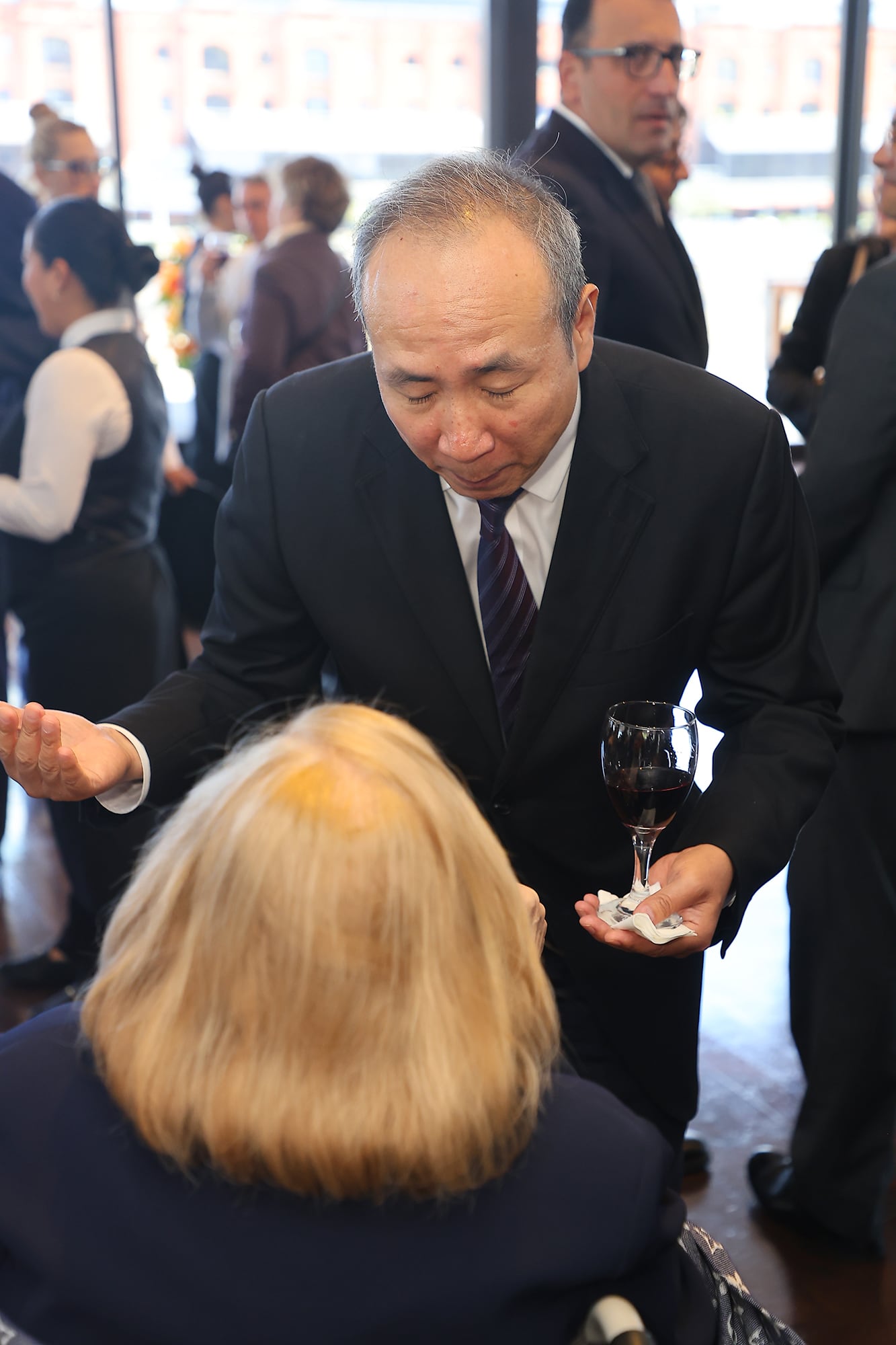 El embajador de China conversa con su par mexicana