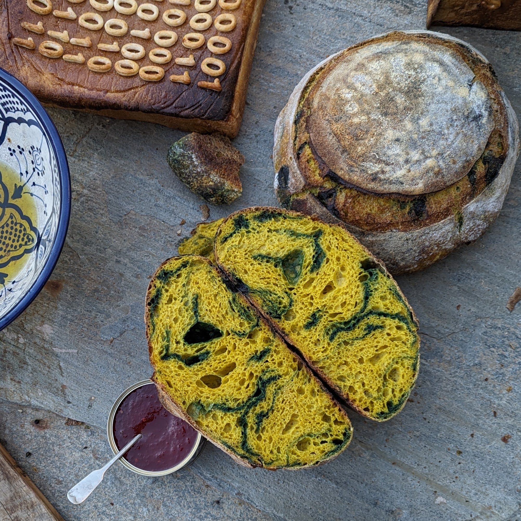 No hay dos hogazas iguales porque tampoco se repiten las condiciones: cambian la humedad, la acidez del fermento, la energía del ambiente, incluso el estado de quien trabaja la masa