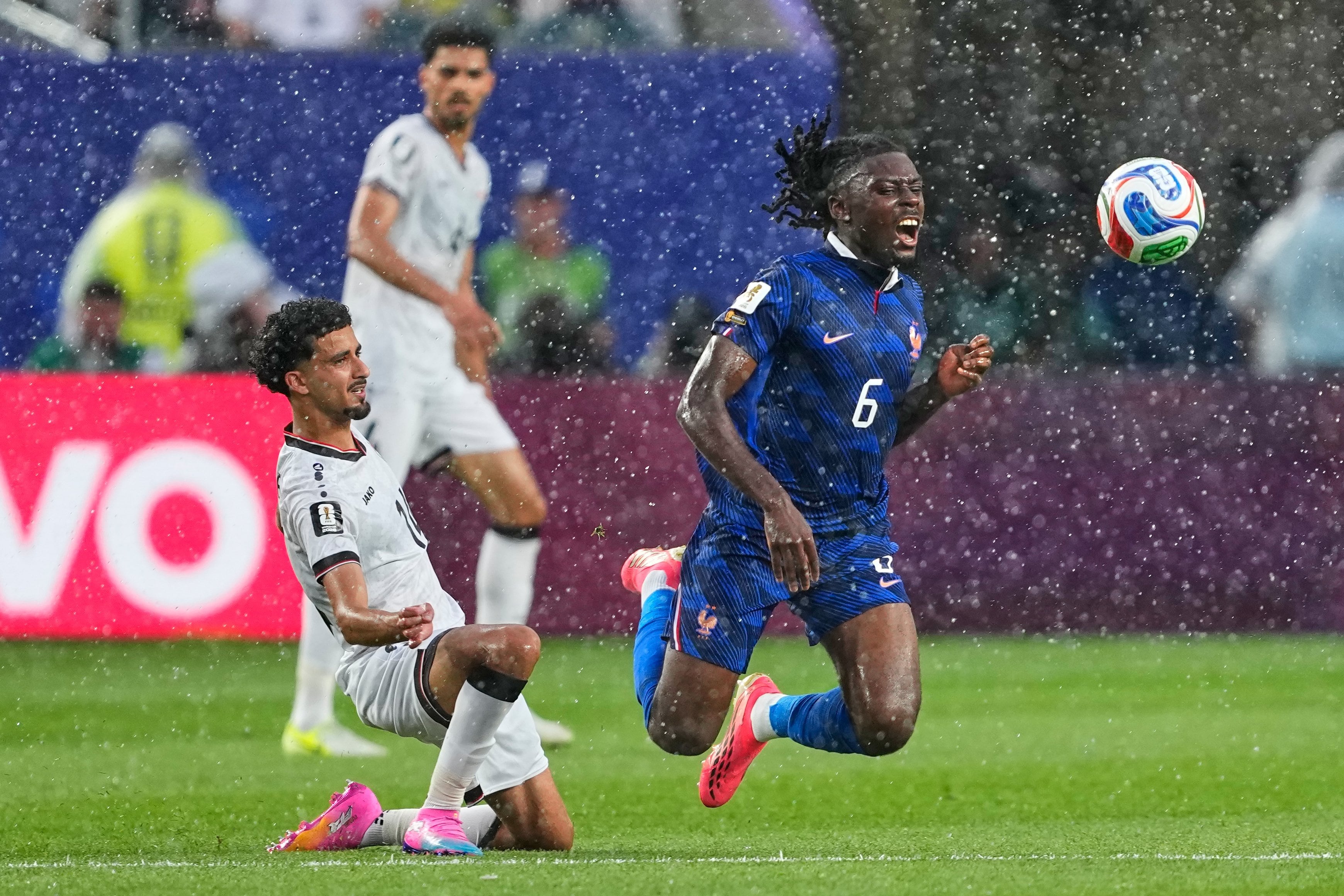 Mbappé brilló para que Francia le gane a la tormenta, a las dos horas de postergción y a Irak 9 Manu Kone recibe la infracción de Zidane Iqbal