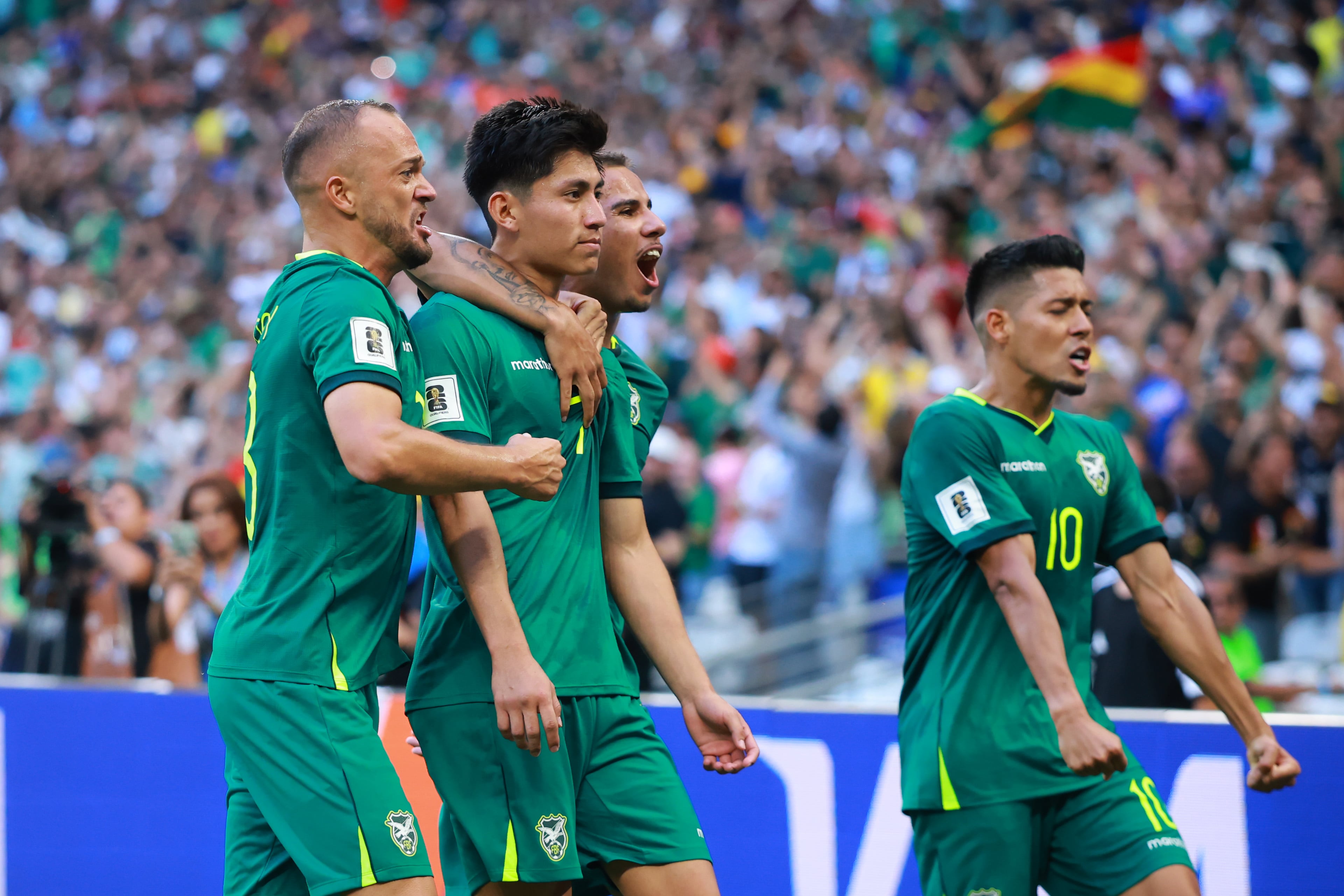 Miguel Terceros y sus compañeros festejan el gol del 2-1 boliviano (Photo by Hector Vivas - FIFA/FIFA via Getty Images)