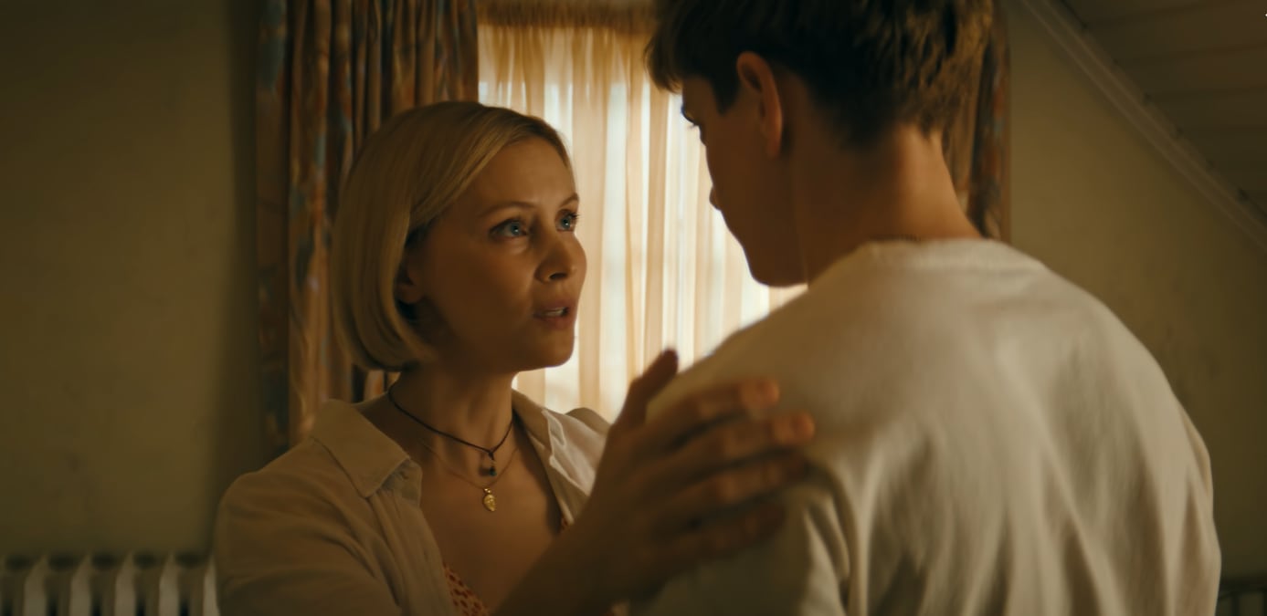 Alex Dempsey (interpretado por Mae Martin) es una agente de policía que se muda al pueblo junto con su esposa embarazada, Laura