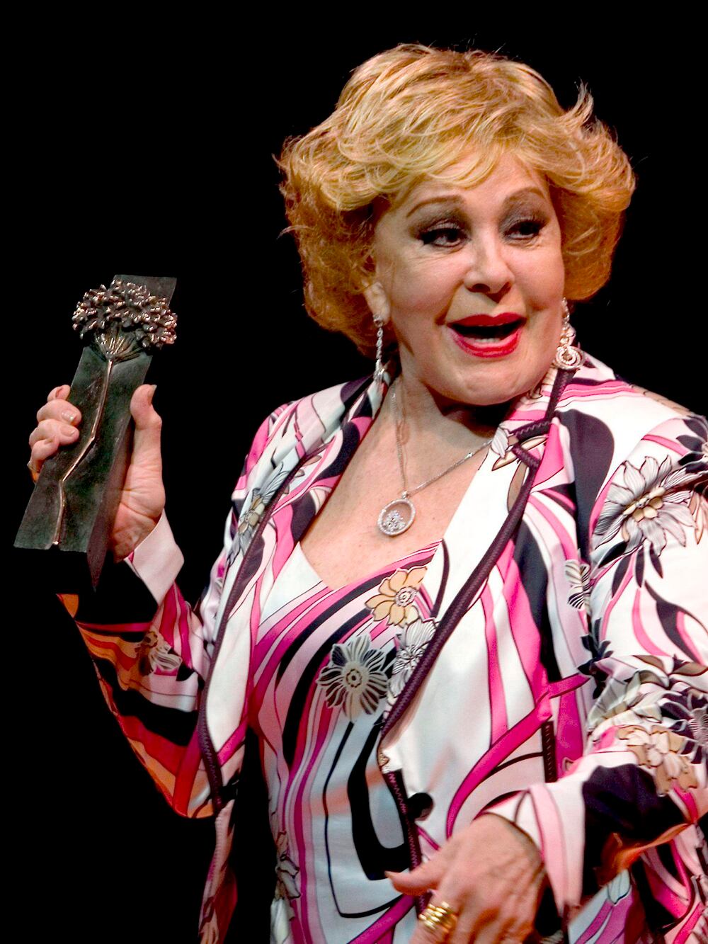 Pinal, protagonista de la obra Viridiana, posa con el galardón Película de Oro, durante Festival de Cine Español de Málaga de 2007
