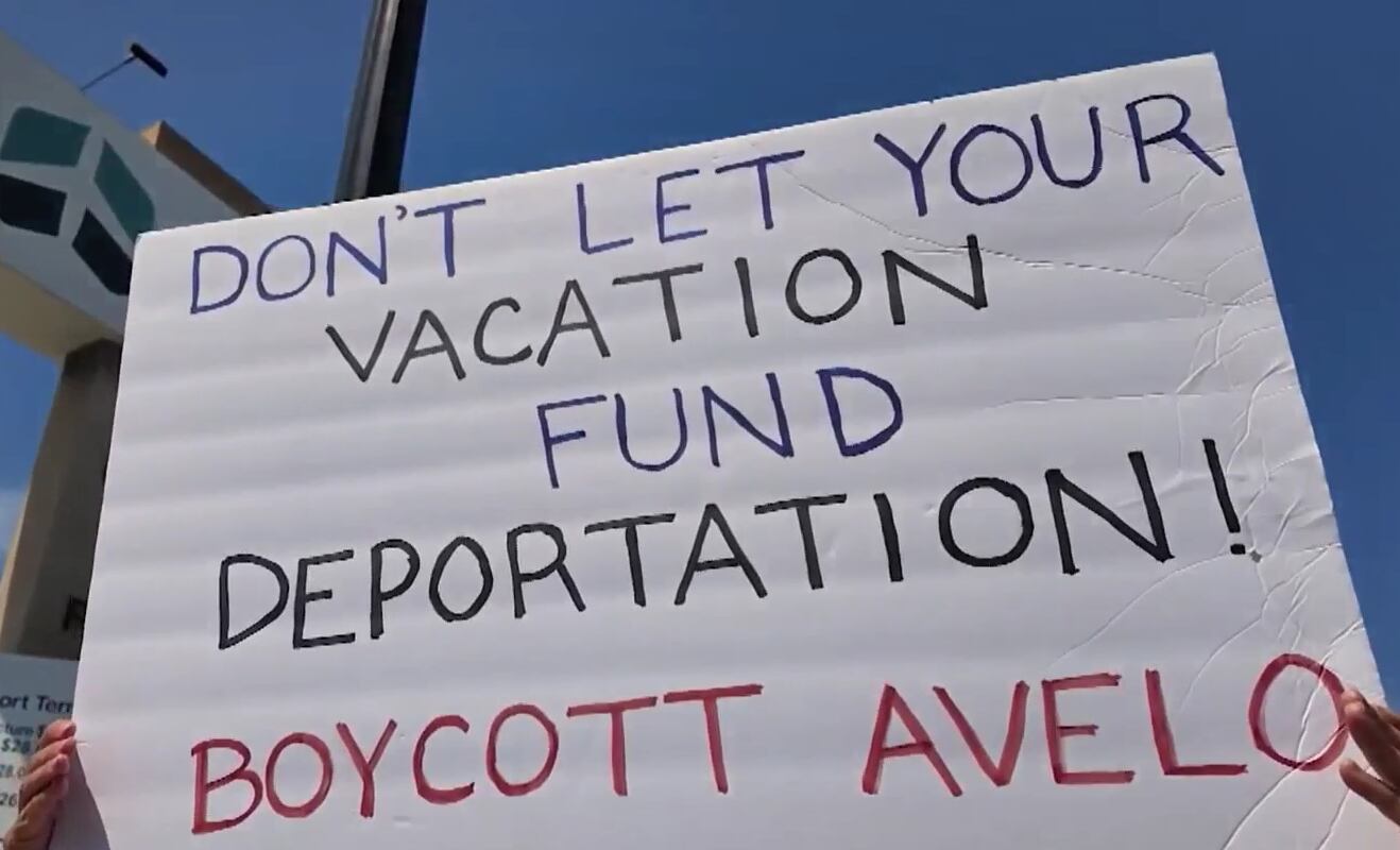 Los manifestantes pidieron que los usuarios no utilicen la aerolínea y que apoyen el boicot