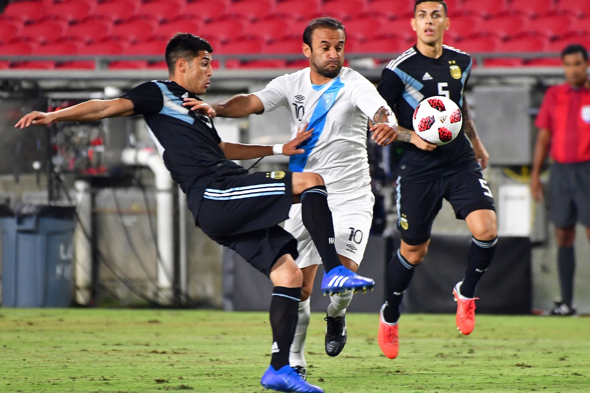 Exequiel Palacios, debutando en la selección ante Guatemala, en Los Angeles, con Leandro Paredes en el fondo