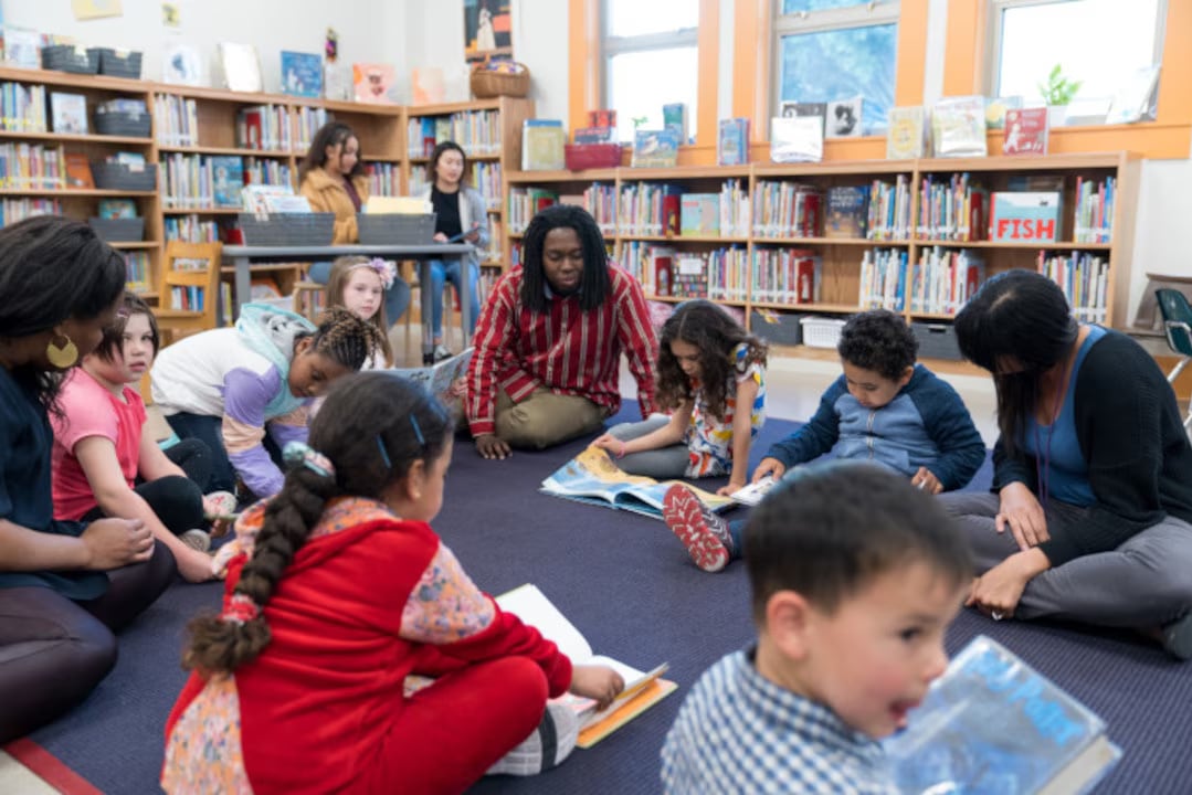 Padres y educadores acusan al distrito escolar de San Francisco de recortes a estudiantes inmigrantes