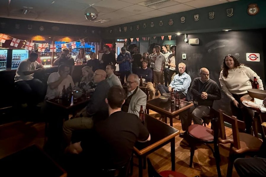 Cómo es The Hand of God, el pub británico oculto en La Isla que rinde homenaje a Messi y a Maradona 11 “Lo llamamos así, pero no es estrictamente un pub, sino un club de empleados que está ambientado como pub”, cuentan. La propuesta es tentadora, pero “solo pueden entrar empleados, sus familias y, solo en algunos eventos, amigos y o colegas