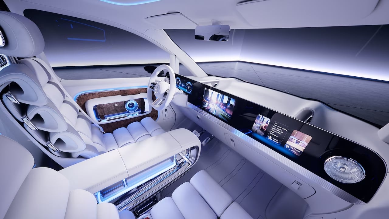 El auto de lujo que tiene una pantalla de cine de 65″, siete proyectores y compartimentos ocultos 6 Múltiples pantallas, espacios amplios y la comodidad priman en el modelo