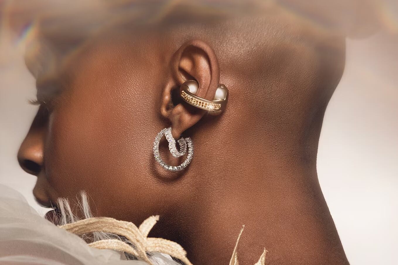 Los Moto Buds Loop, auriculares TWS de diseño abierto de Motorola, tienen una versión con cristales Swarovski incrustados