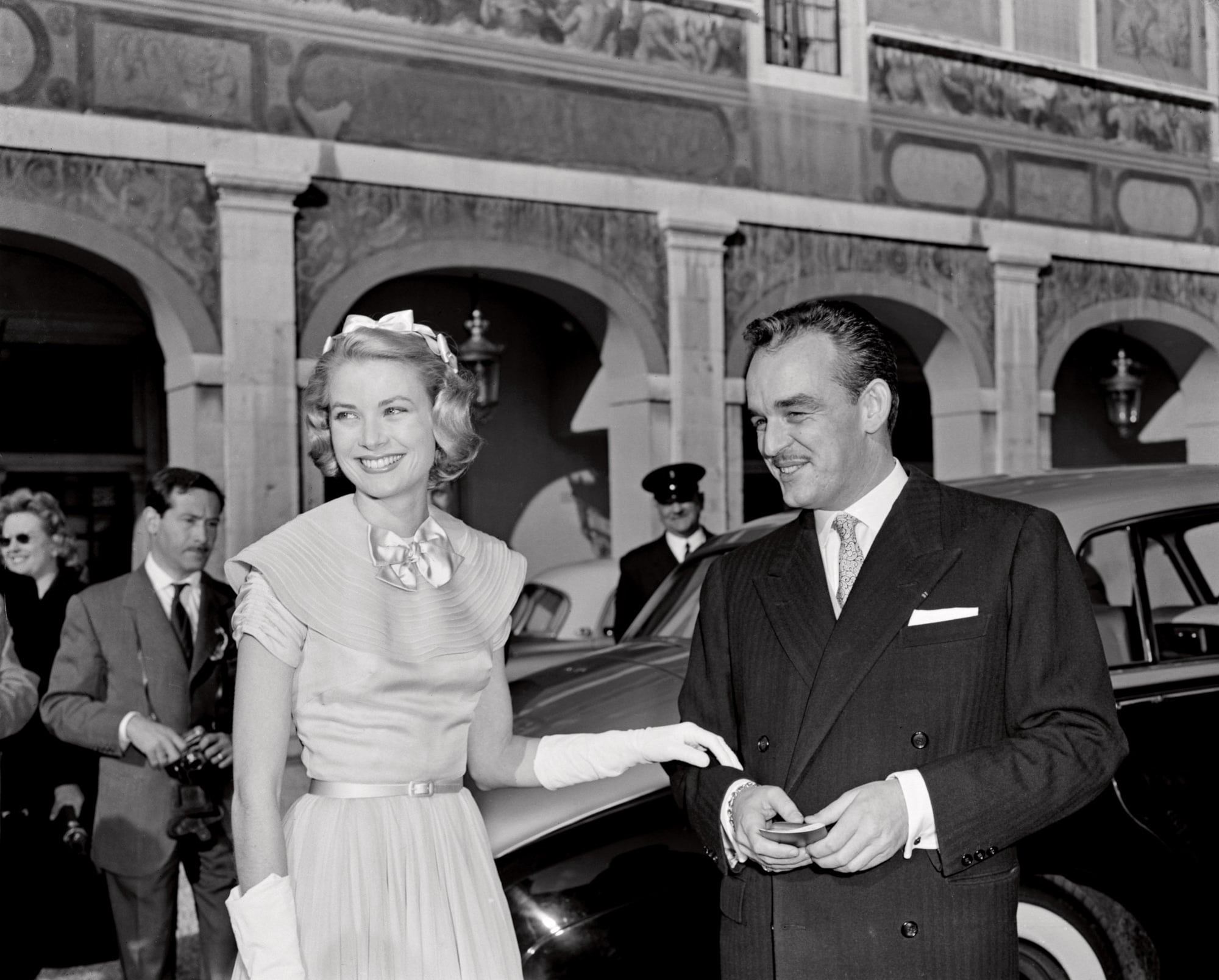 El príncipe Raniero III y su futura mujer saludan a los simpatizantes en el patio de palacio antes de su boda civil, el día anterior